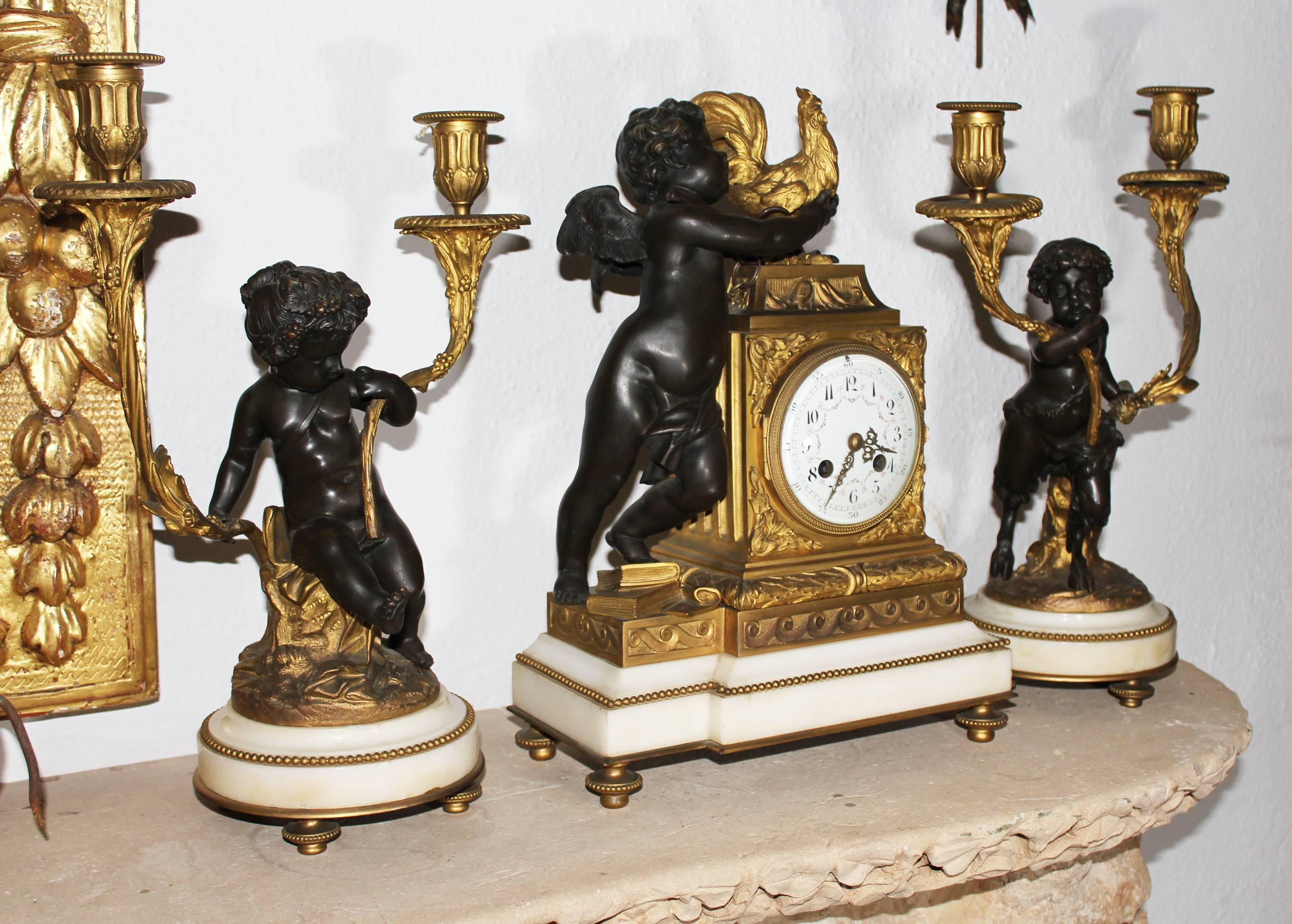 Baroque Horloge de table française des années 1800 de style Luis XVI avec anges en vente