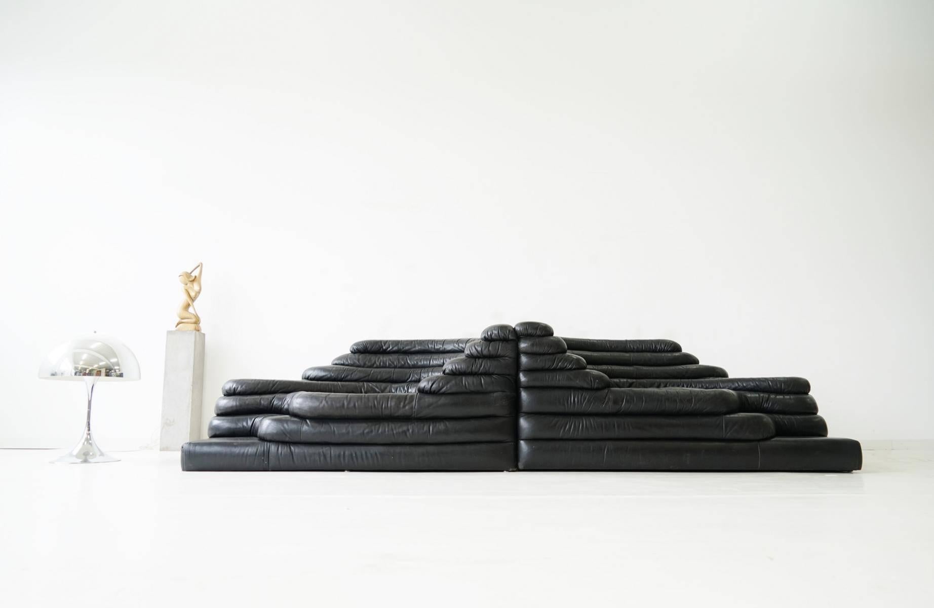 Original leather pair of DS 1025 Terrazza by Ubald Klug De Sede lounge sofa canapé
Multi-functionality of Terrazza is fantastic, it can become an armchair, a couch (you can put your feet up), a sofa or a work of art. The DS-1025 is an eyecatcher.
