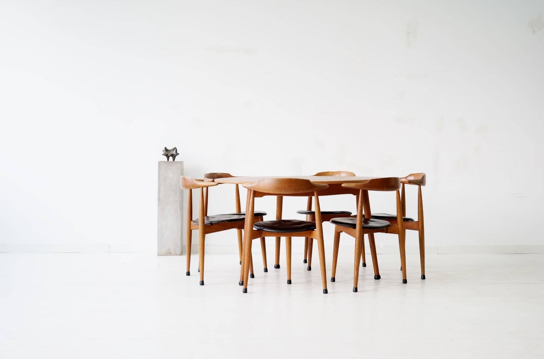 Scandinavian Modern Set of Six Heart Dinging Room Chair, Tripod Table, H.J. Wegner Hansen F. Hansen