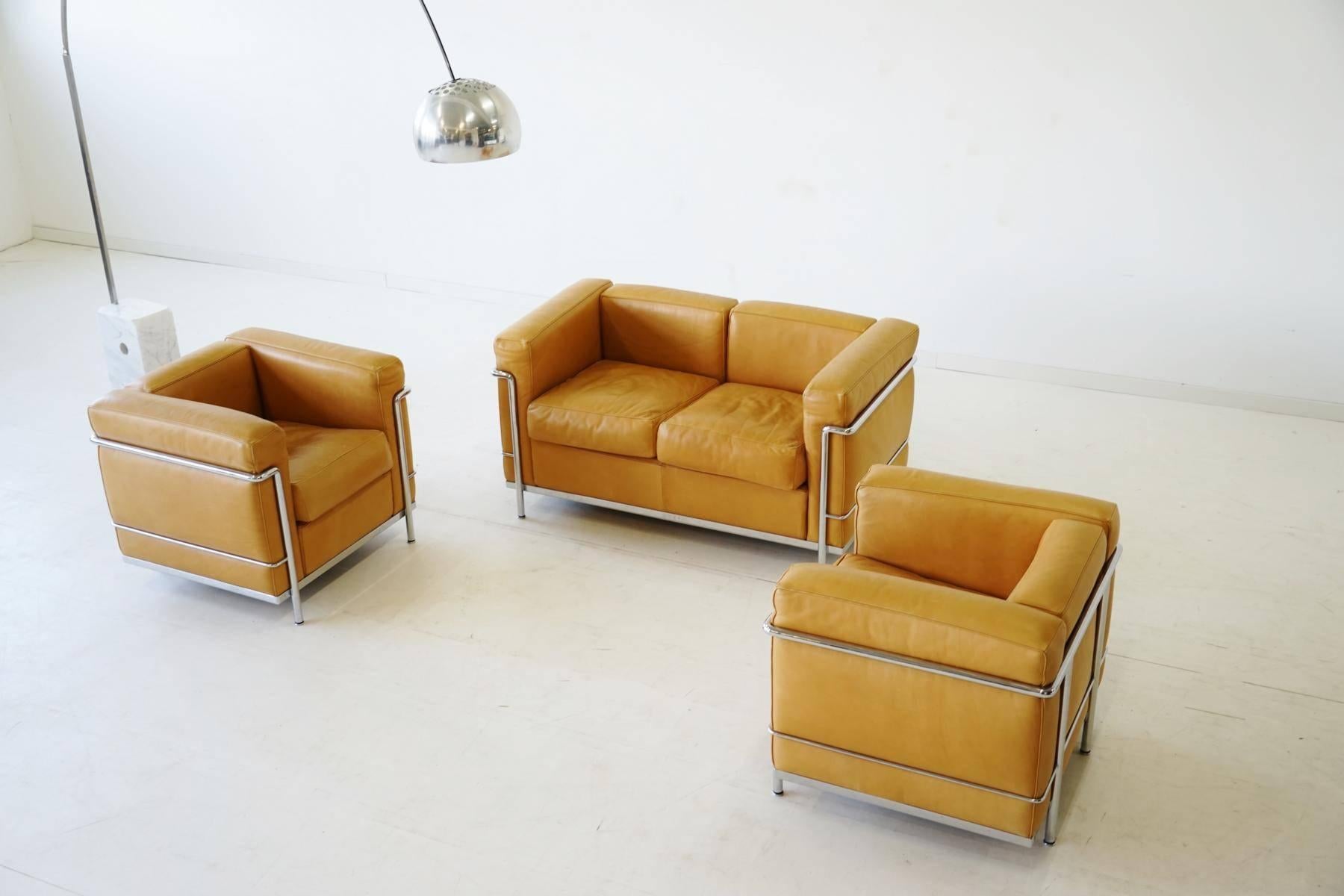 Original Le Corbusier LC 2 Seating Group Sofa and Two Chairs, Leather In Excellent Condition In Telgte, DE