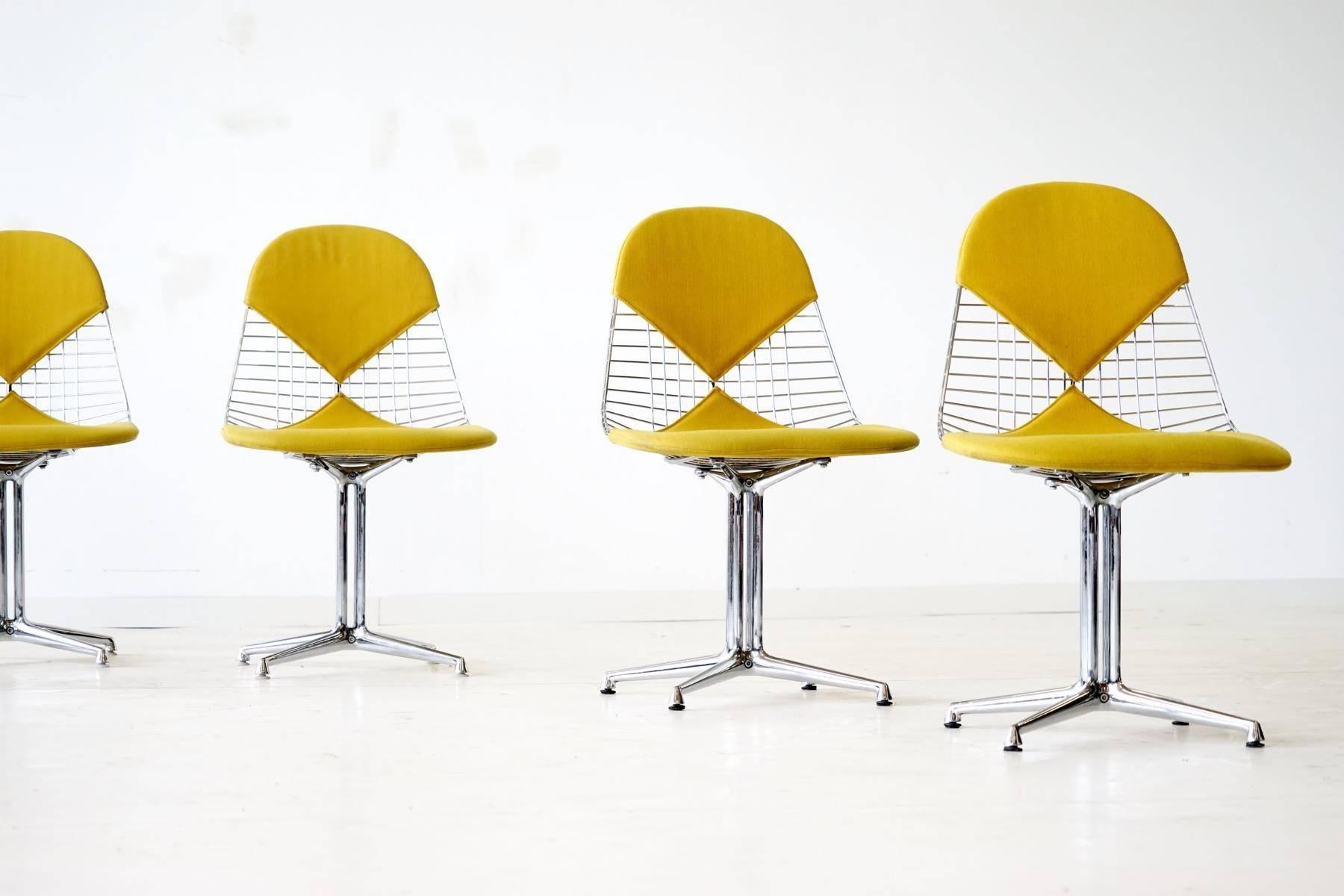 Set of six Eames wire side bikini chair Herman Miller La Fonda base
La Fonda base, chrome. Original condition. Original yellow fabric from Herman Miller. The ideal chairs for the kitchen, dining room, meeting room, etc. Very comfortable. The