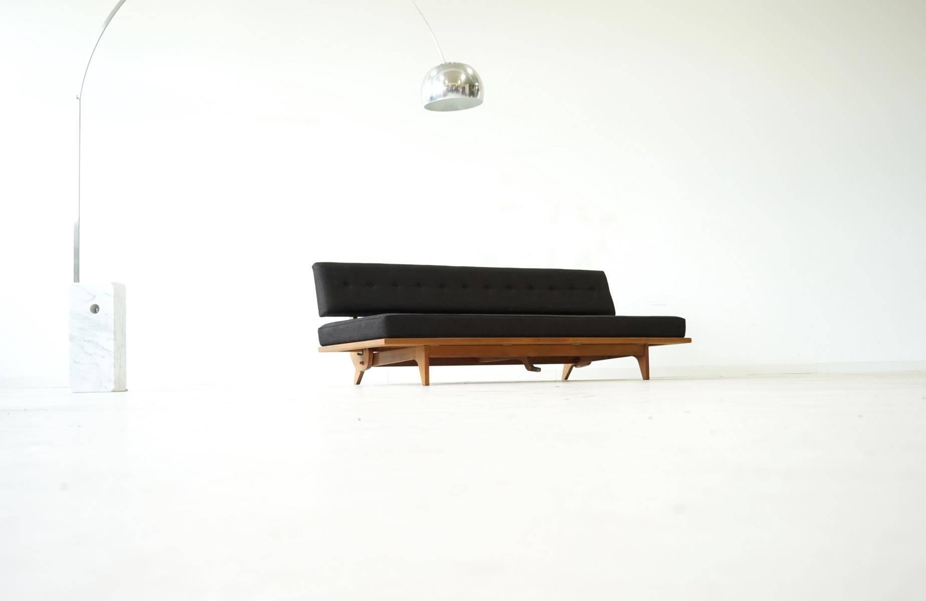 This model 700 sofa can be converted into a daybed. It was designed by Richard Stein and
was produced by Knoll International in 1947-1961. Original KnollTextile Fabric - Lana Braun/Schwarz K950/78.
Inside, the cushion, were renewed. By pushing