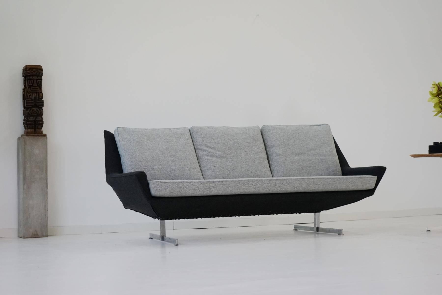 1950s three-seat sofa by Knoll midcentury Hallingdal 
Sofa by Knoll, very early and rare. Professionally restored. Produced in the 1950s respectively early 1960s. Very beautiful design. Professional new cover: The sofa has been fully-restored and