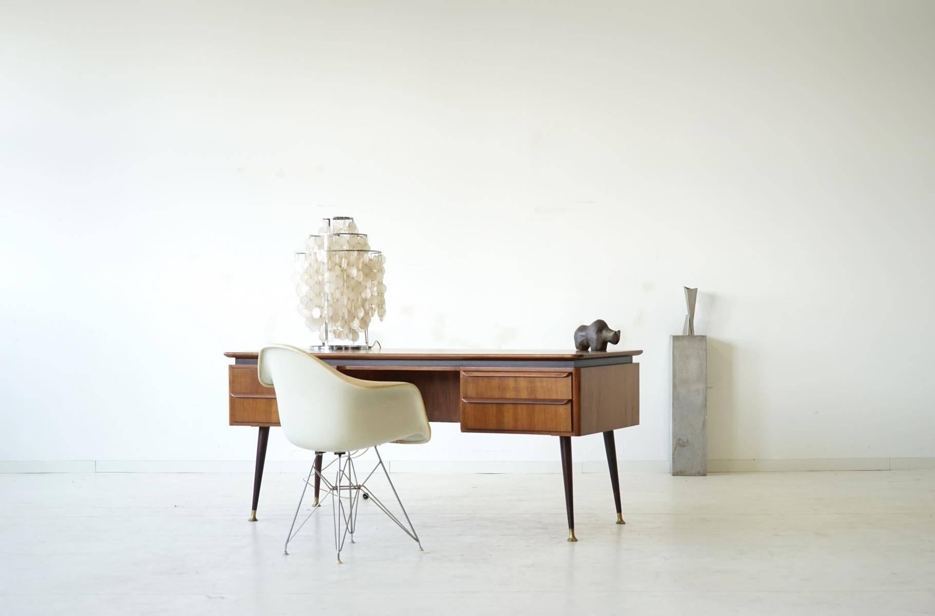 Exklusiver freistehender Schreibtisch von Erwin Behr Mid-Century Modern:: 1950er Jahre
Schönes organisches Design mit vier Schubladen:: 1950er Jahre. Schubladen auf der Vorderseite und ein großes Regal auf der Rückseite bieten Platz für Dokumente::
