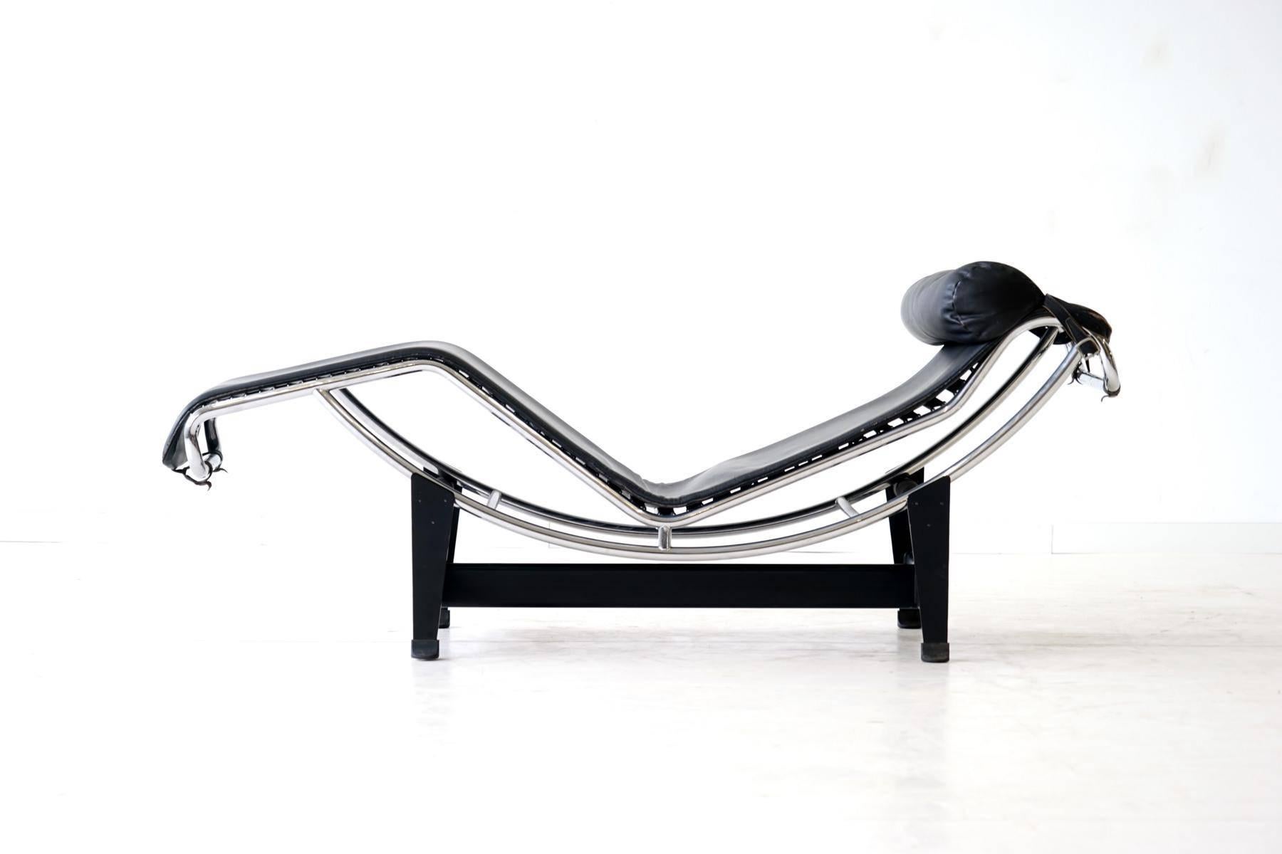 Early LC4 Le Corbusier Chaise Longue Cassina No. 8XXX
Le Corbusier LC4 chaise longue for Cassina with adjustable polished chrome-plated steel frame and innovative self-supporting mattress, covered in original black leather. This LC4 comes from an