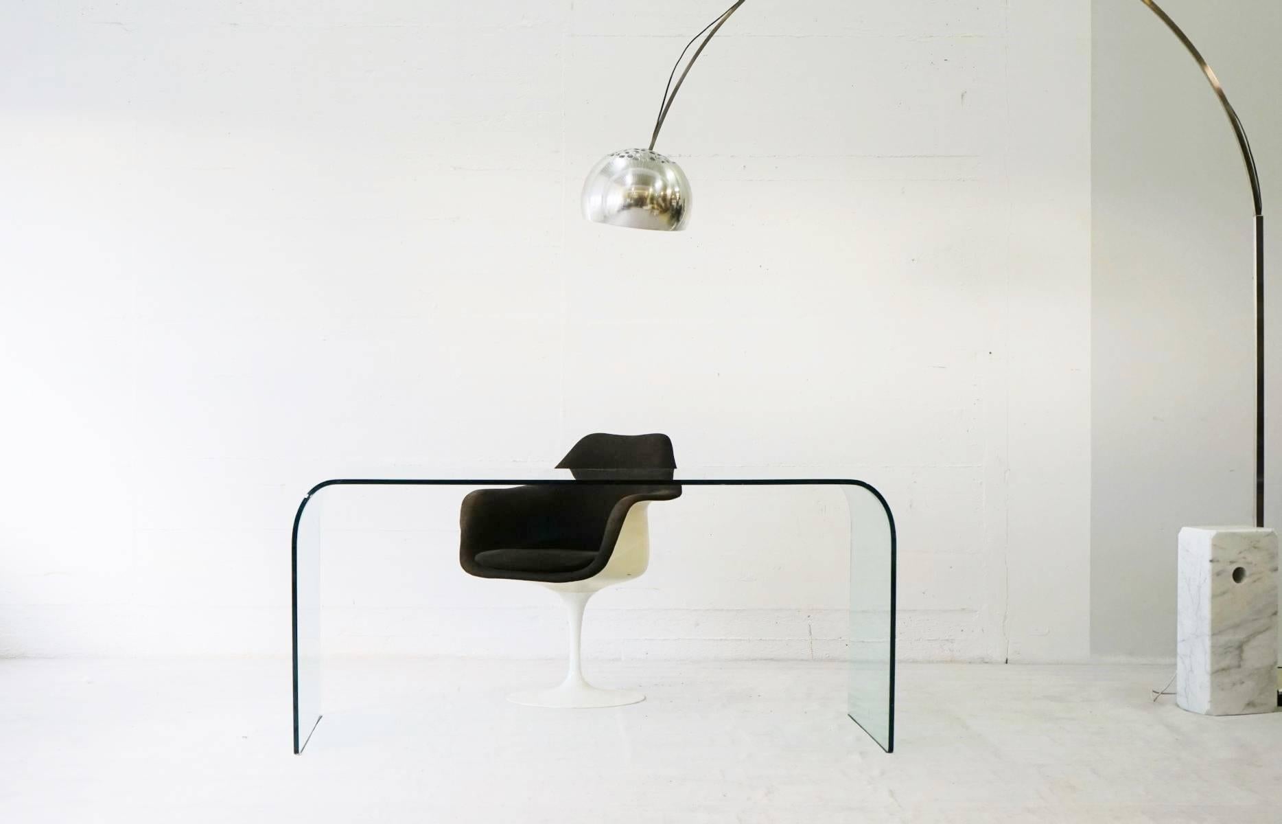 Fiam Italia Foglio glass desk writing dining table by Angelo Cortesi, Italy.
Stylish and elegant in design! The Foglio table from the FIAM collection is crafted from 15 mm thick monolithic curved glass.