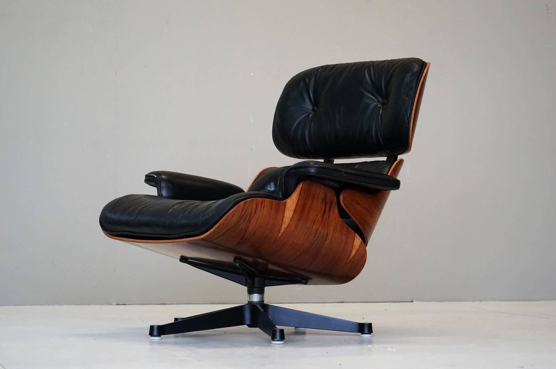 Charles Eames original lounge chair Herman Miller leather rosewood armchair
Since 1956 the lounge chair offers ultimate comfort. This lounge chair is like the original lounge chair: in rosewood and leather. The wooden shells are perfect. They were
