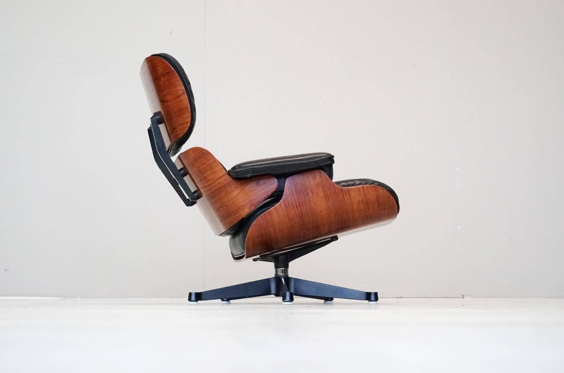 Charles Eames Original Lounge Chair Herman Miller Leather Rosewood Armchair In Excellent Condition In Telgte, DE