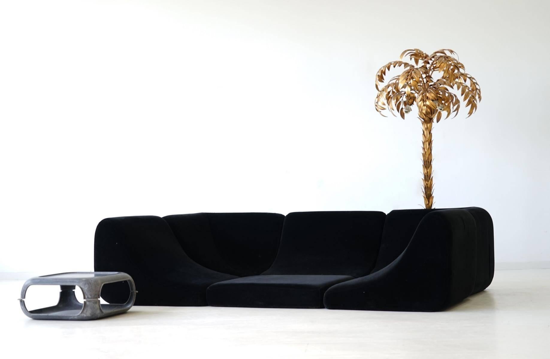 The huge gold-plated palm tree floor lamp by Hans Kögl is in excellent condition. Three bulbs E 27 are hidden at the tree crown and create a wonderful warm light blaze. Very good condition!