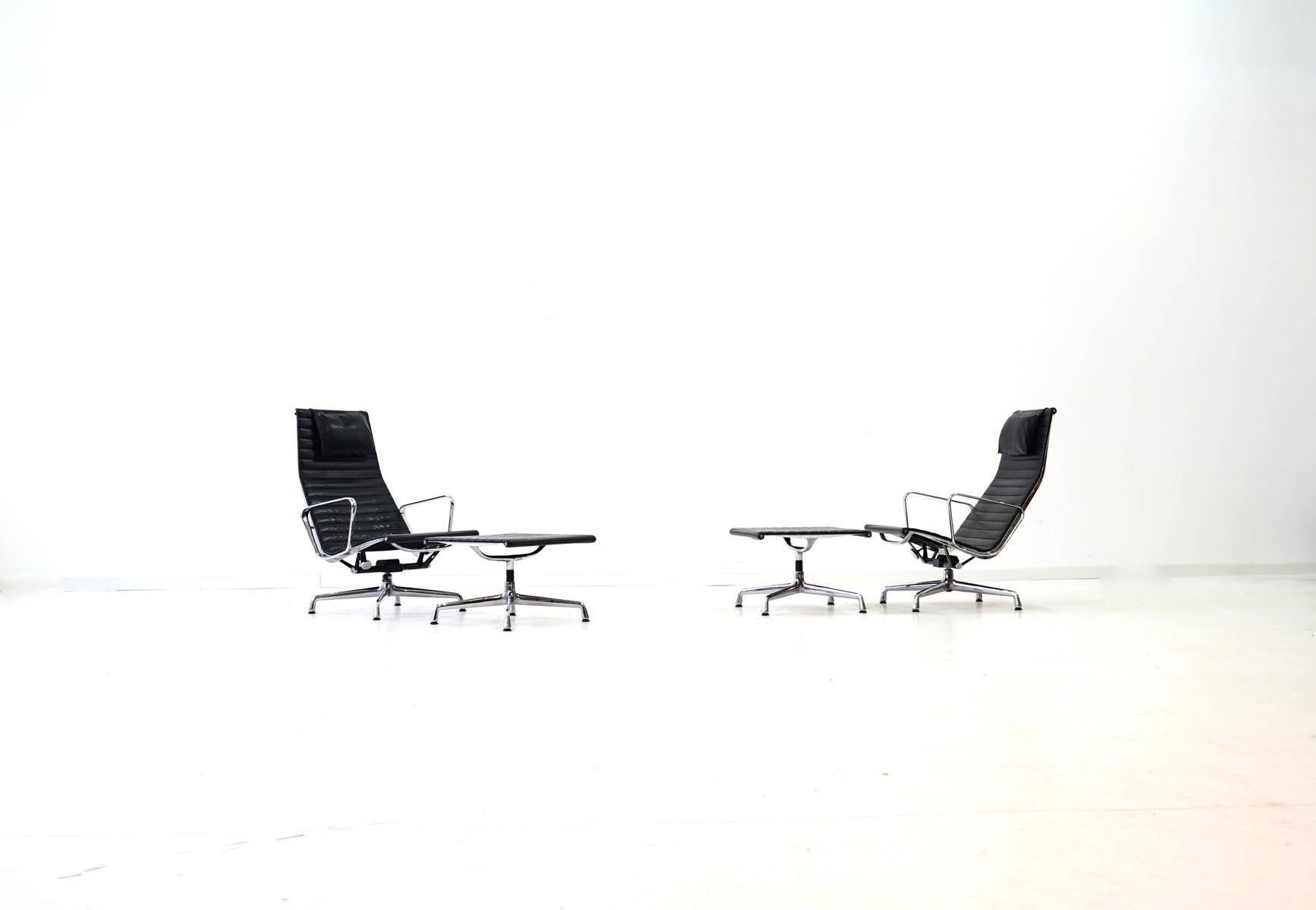 EA 124 + EA 125 Vitra black leather lounge chair by Charles & Ray Eames
Set of one chair + one ottomane. The black leather Aluminum Chair EA 124 and Ottoman 125 is the purist lounge chair in the Aluminum Group by Charles & Ray Eames. Thanks to its