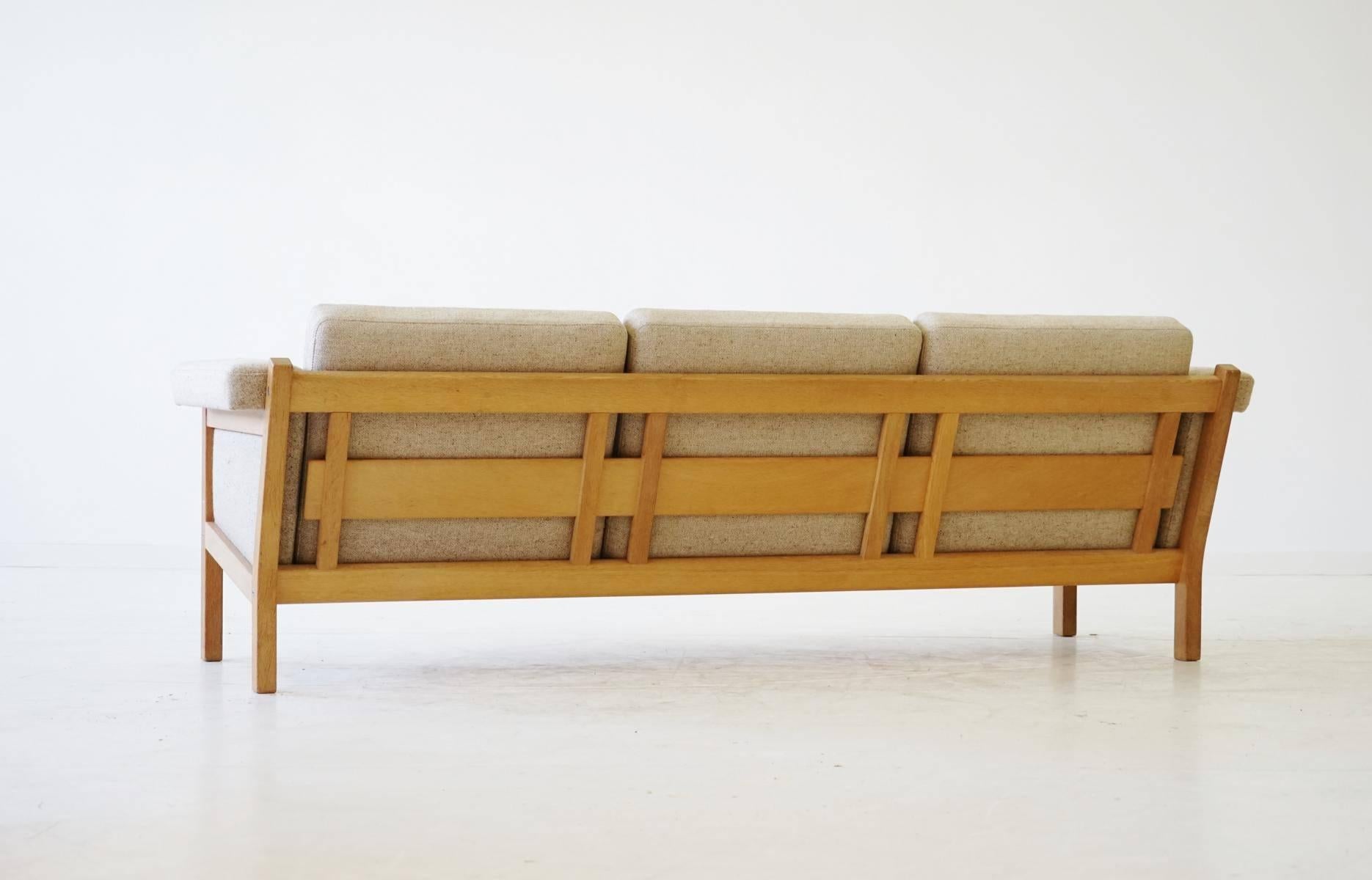 Three-Seat Sofa by Hans J. Wegner for GETAMA Model GE-40 Oak In Good Condition In Telgte, DE