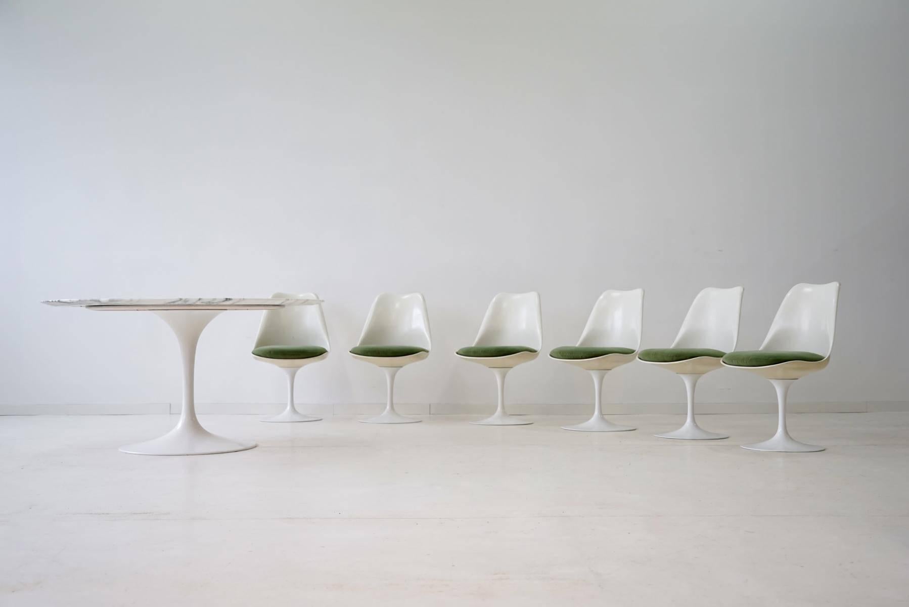 Set of six dining tulip chair by Eero Saarinen Knoll International swivelling, 1960s
Six rotatable Saarinen chairs incl. Label
The color of the seat cushions is mint green, original fabric (velvet).
The foam pillows were renewed by Knoll. Very