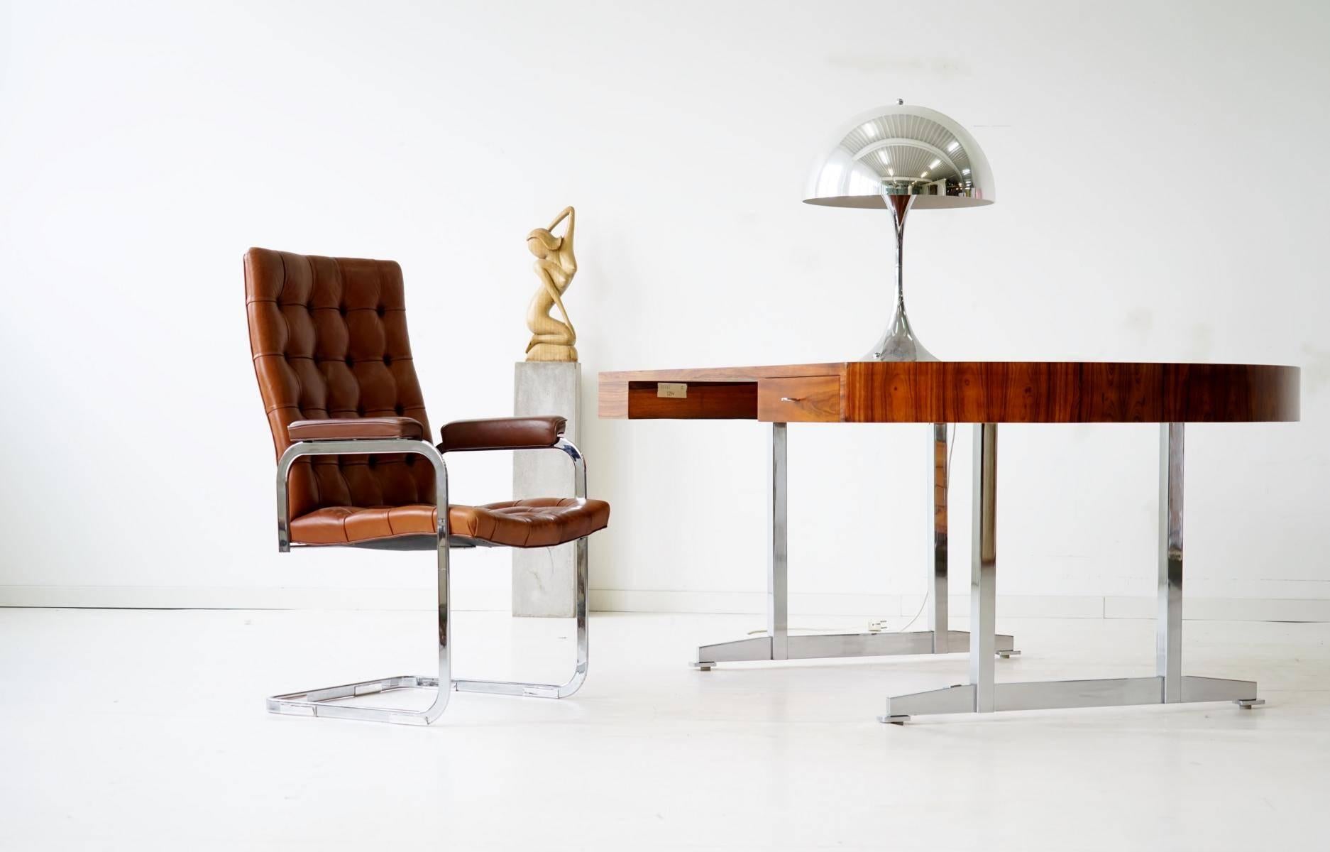 De Sede RH-304 leather Robert Haussmann cantilever office desk chair, Bauhaus
Exclusive cantilever model RH-304 from de Sede, Switzerland. Genuine leather. The design from the 1950s is by Robert Haussmann, this high-leeward variant is particularly
