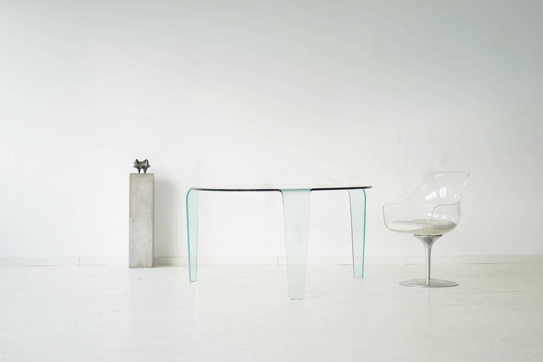 Roche Bobois glass dining table from one piece three legs design Classic
Exclusive, puristic glass table from Roche Bobois. The manufacturer Roche Bobois is known worldwide for his extraordinary designs.
At this table, the principle of 
