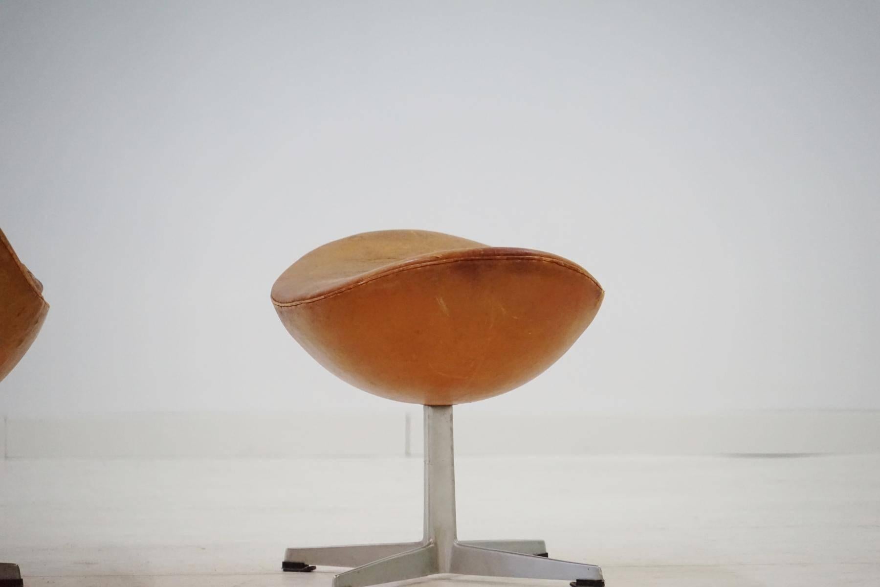 Aluminum Arne Jacobsen Egg Lounge Chair and Ottoman, 1960s Fritz Hansen Leather
