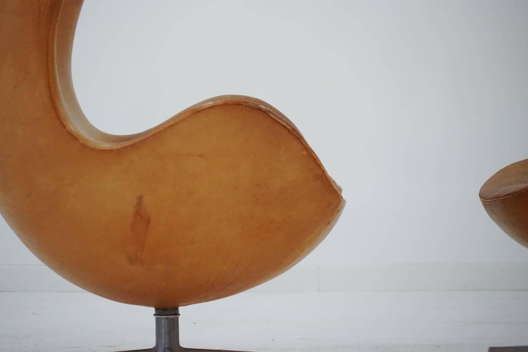 Mid-20th Century Arne Jacobsen Egg Lounge Chair and Ottoman, 1960s Fritz Hansen Leather