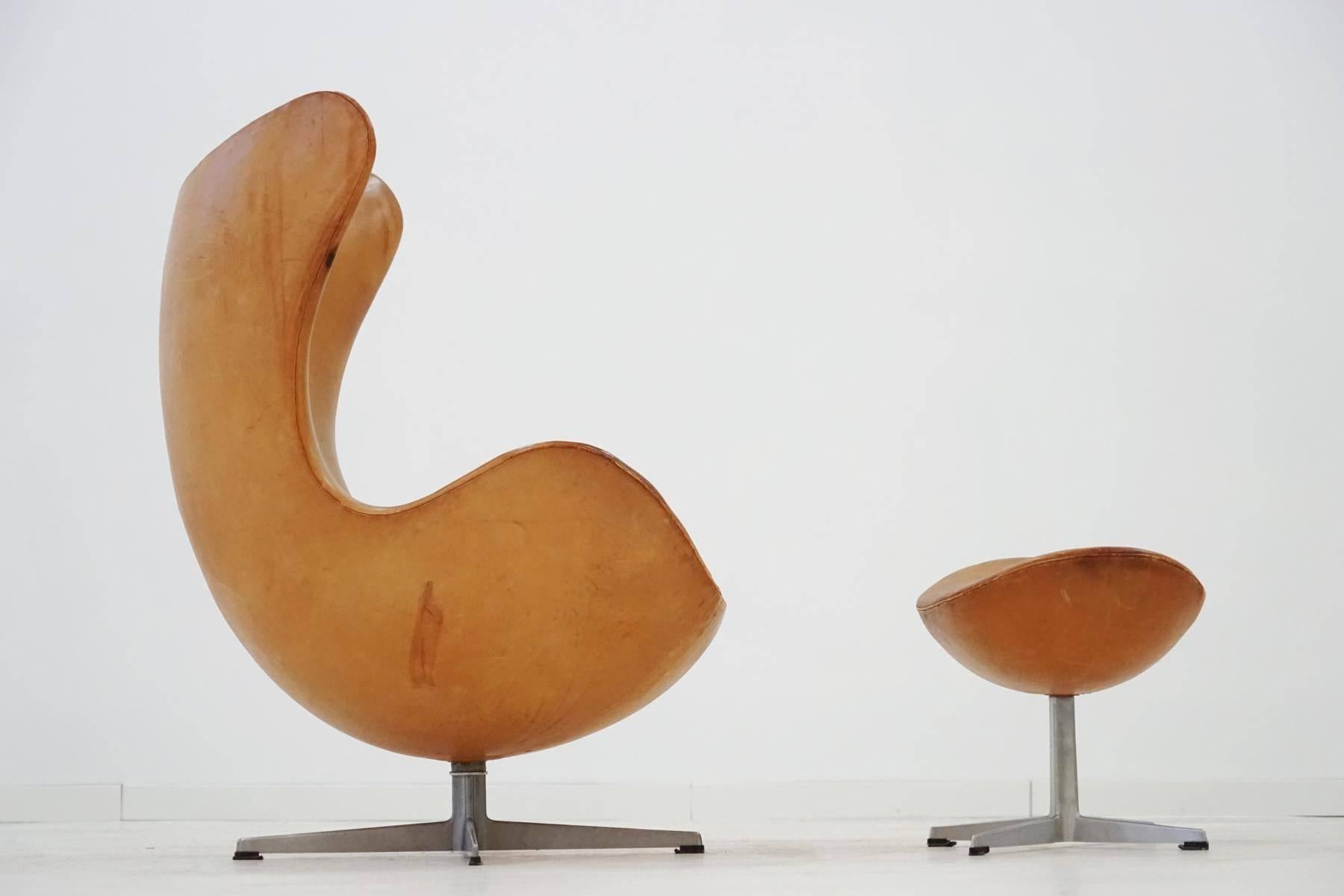 Danish Arne Jacobsen Egg Lounge Chair and Ottoman, 1960s Fritz Hansen Leather