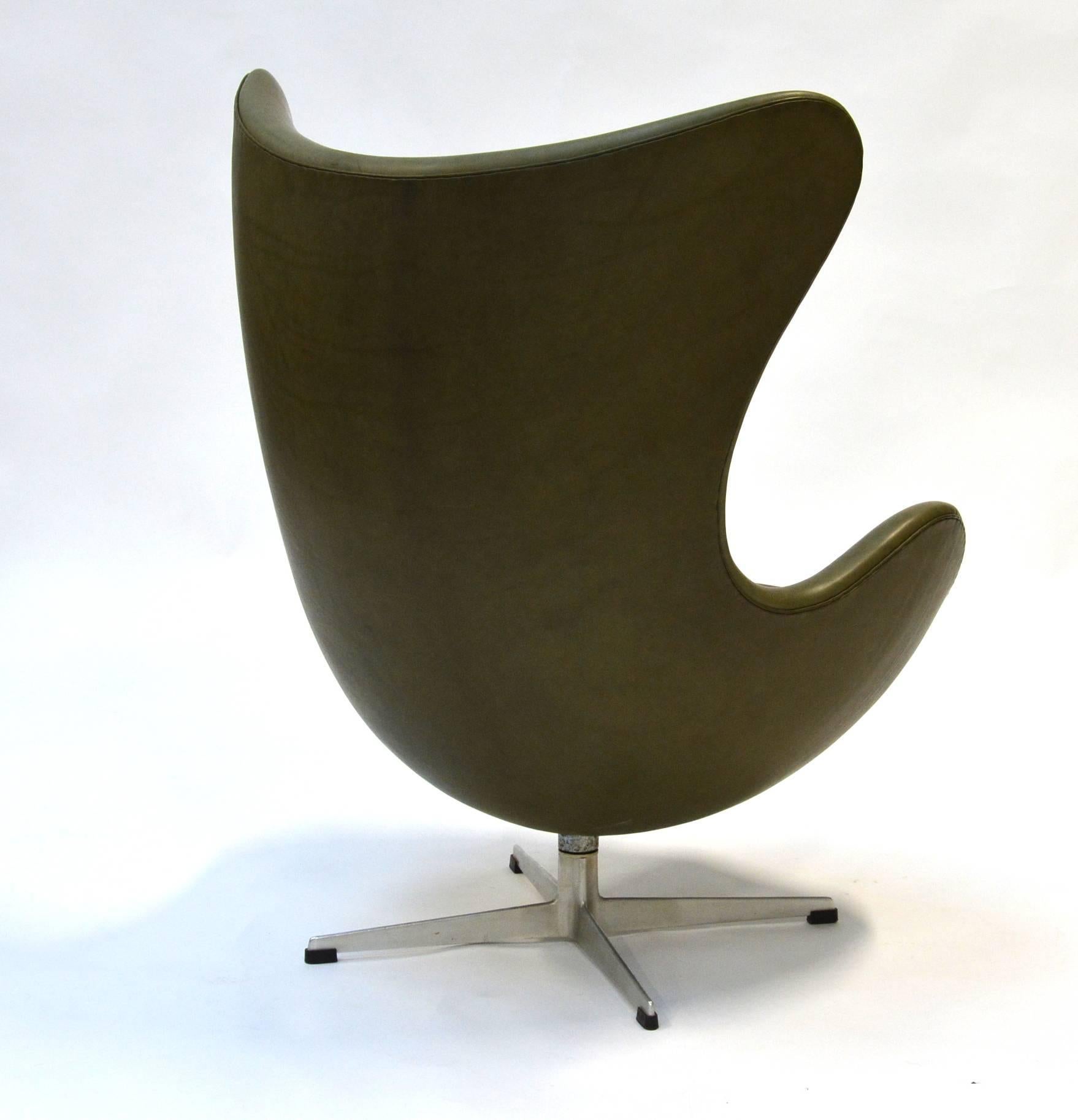 Mid-Century Modern Egg Lounge Chair by Arne Jacobsen, Fritz Hansen, Leather