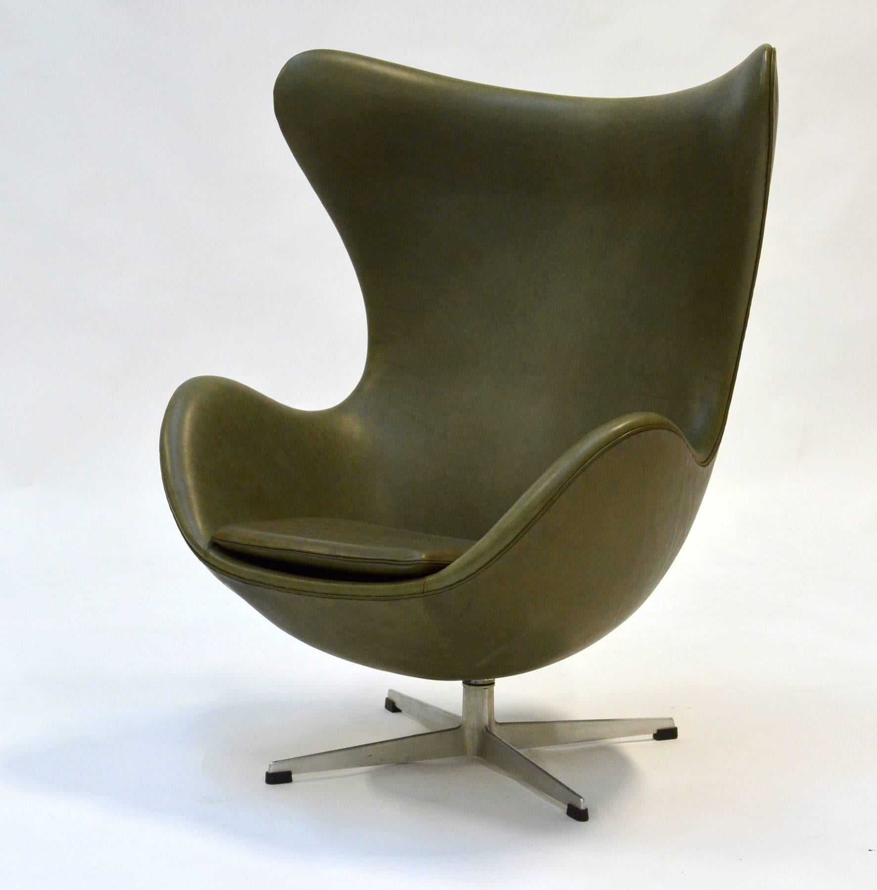 Egg lounge chair by Arne Jacobsen, Fritz Hansen, leather
This egg chair is in excellent condition. The armchair has been reupholstered by a Danish restorer, who exclusively restored furniture by Fritz Hansen.
Incl. Label and no. 1263 (see