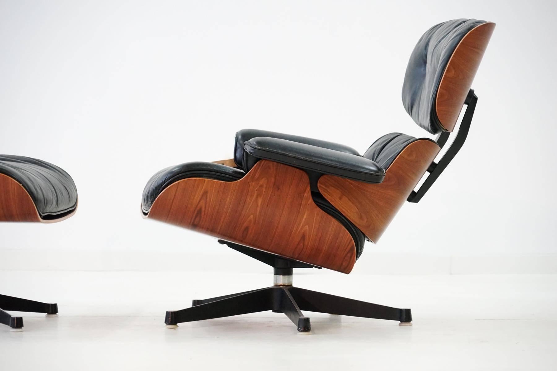 Charles Eames original lounge chair Herman Miller leather Santos rosewood armchair
This Eames lounge chair plus ottoman has been produced in the manufacture of Herman Miller. The chair is very comfortable thanks to the feather filling. The unique