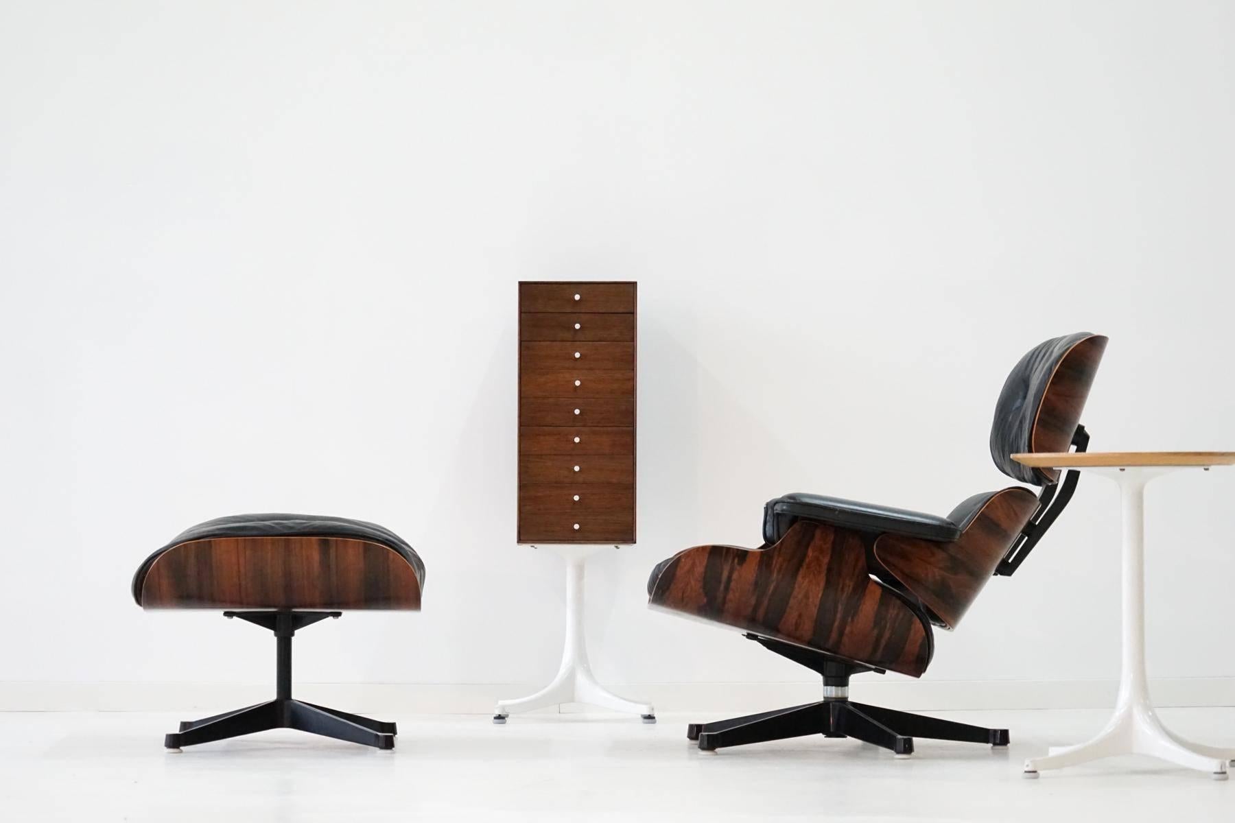 Original lounge chair and ottoman by Charles Eames Herman Miller rosewood armchair.
This lounge chair and ottoman has been produced in the manufacture of Herman Miller. The lounge chair is very comfortable thanks to the feather filling. The unique