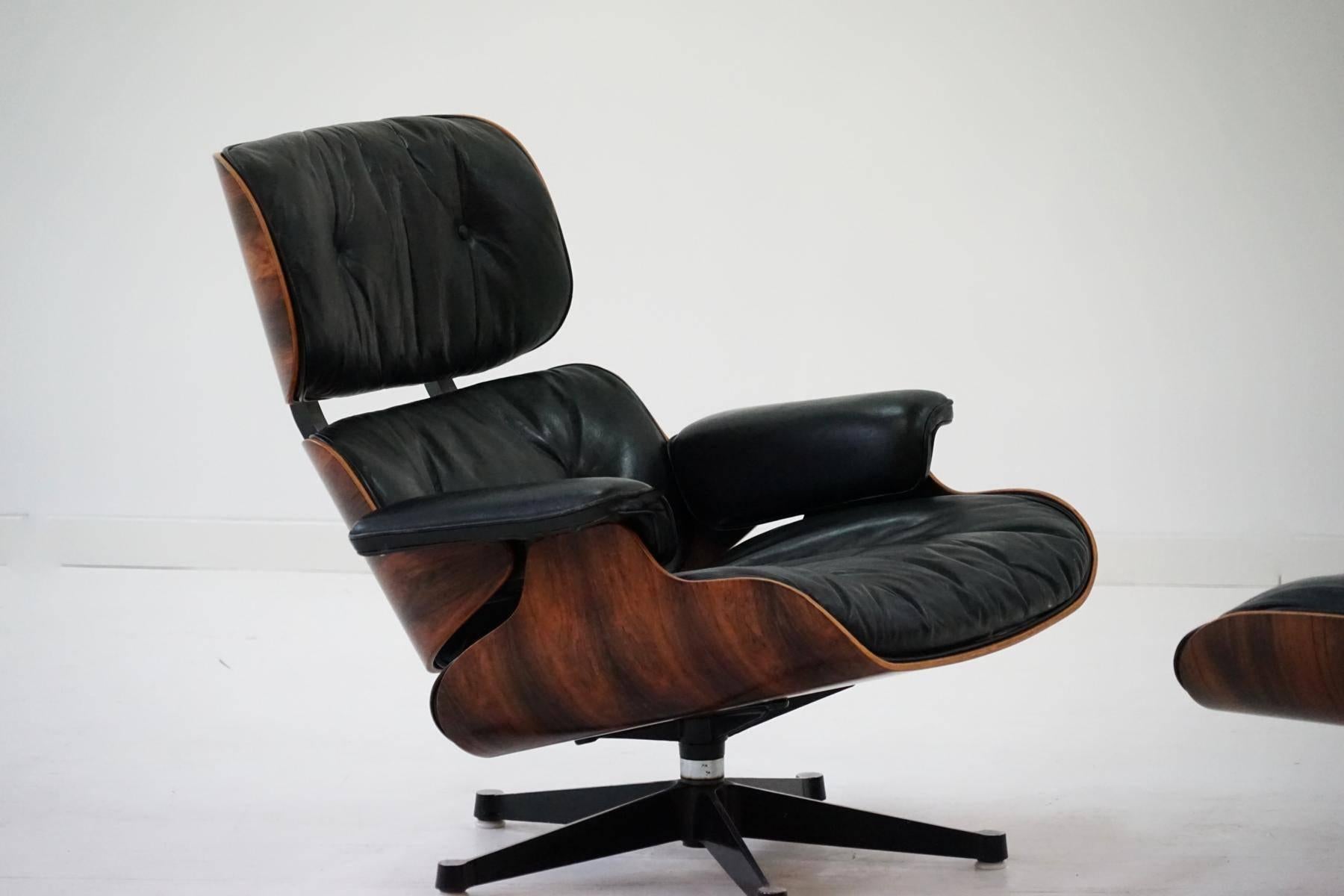 Original Lounge Chair and Ottoman, Charles Eames Herman Miller Rosewood Armchair In Good Condition In Telgte, DE