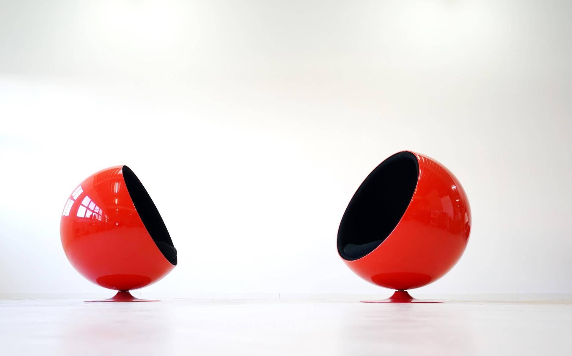 Set of two original Adelta ball chair by Eero Aarnio Asko
Very nice Adelta ball chairs. Color: red / black. Fabric Tonus by Kvadrat.


 