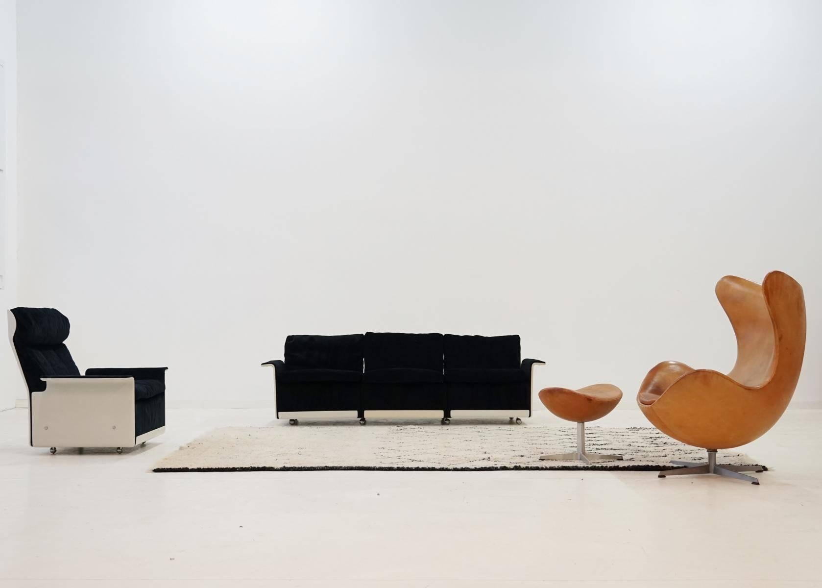Three-seat sofa and armchairs by Dieter Rams for Vitsoe, RZ 62 620
Set of three-seat sofa and armchair, black fabric, on roles (all complete), shells very good original condition, down filling soft.
The RZ 62 is very convenient.