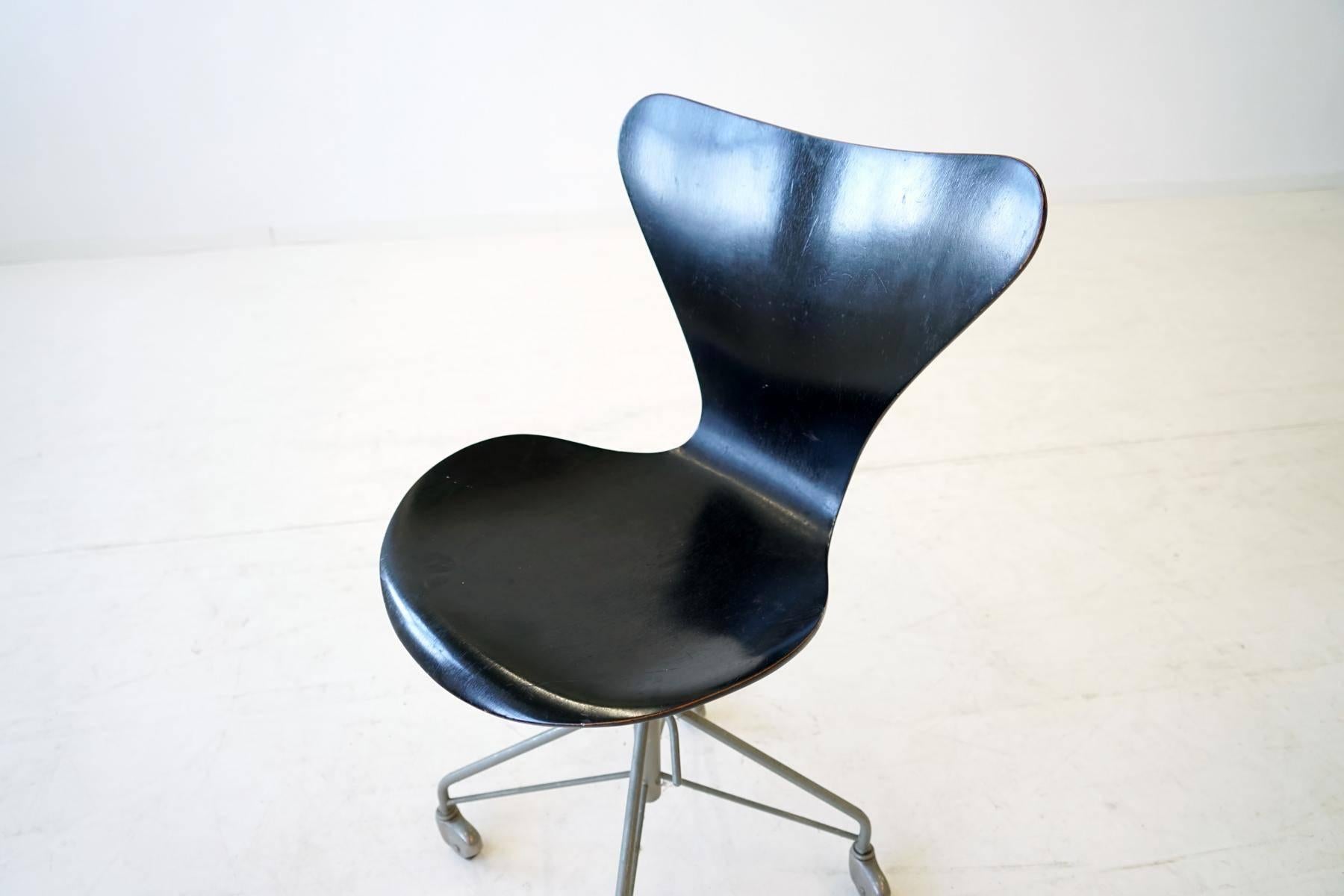 Danish Office Chair by Arne Jacobsen for Fritz Hansen Model 3117 07