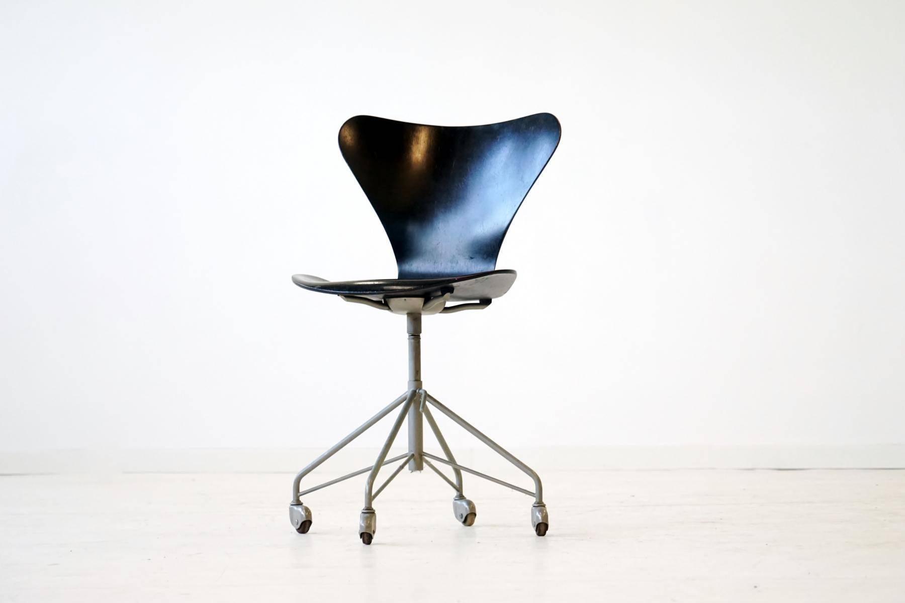 Office chair by Arne Jacobsen for Fritz Hansen 
Model 3117, year of design: 1956.