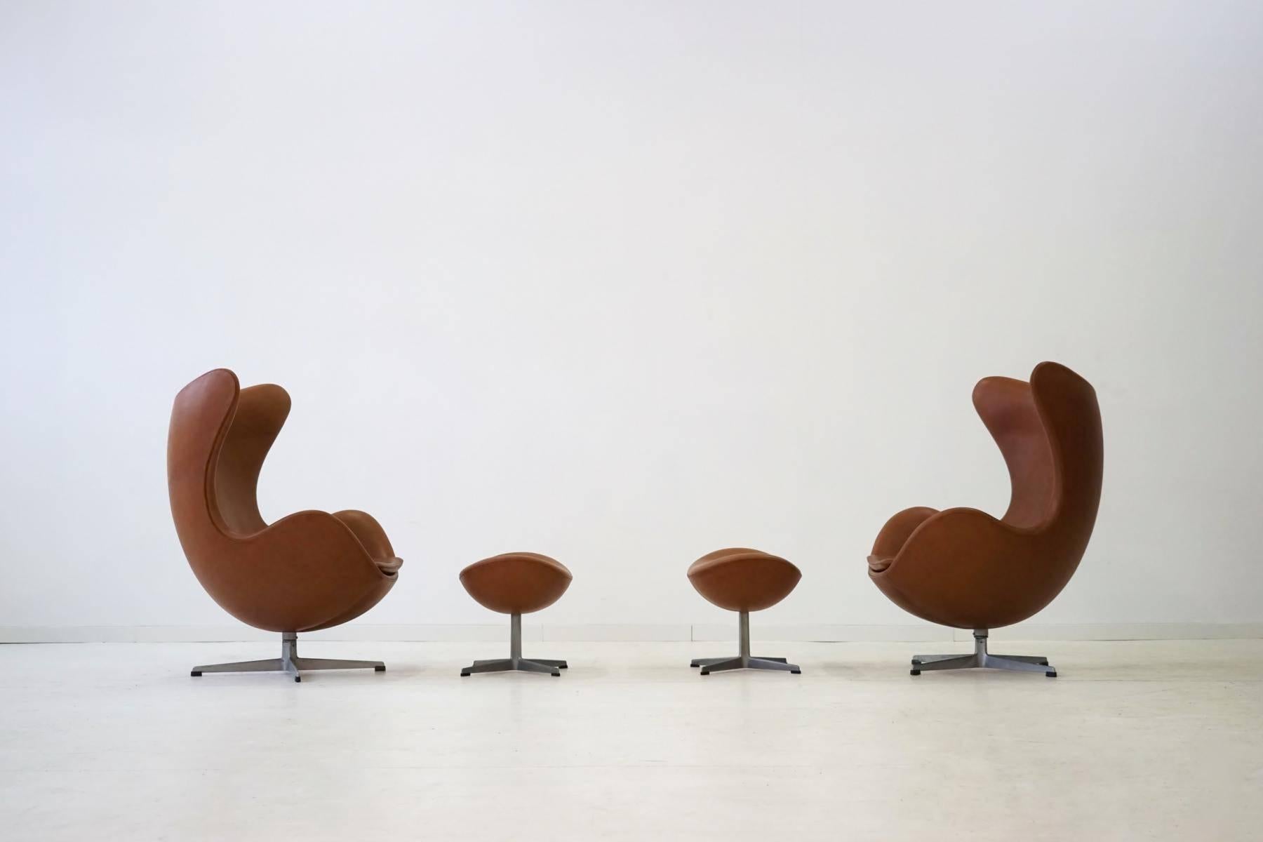 Two Egg Lounge Chairs with Ottoman and Two Swan Armchairs 1