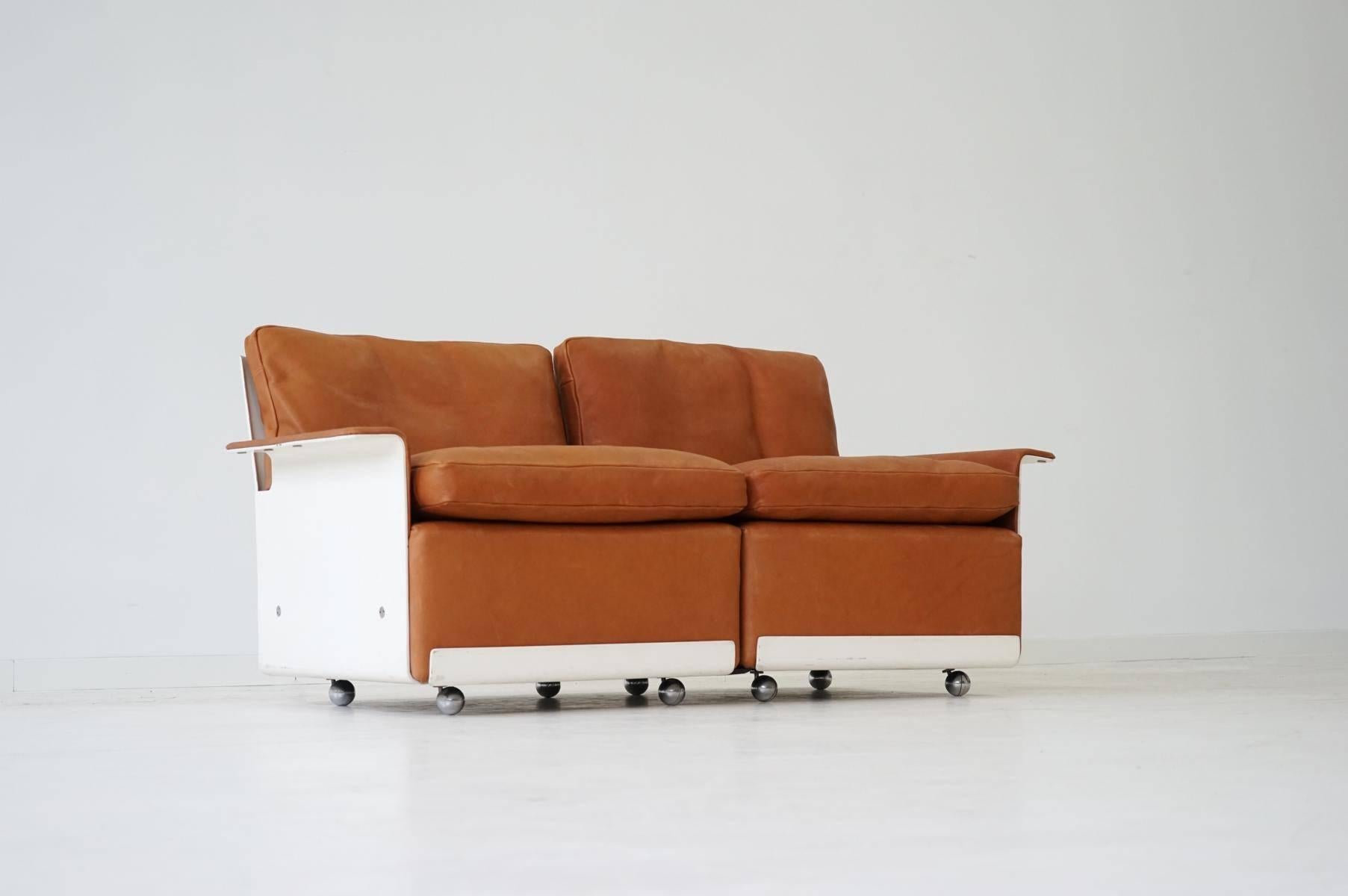 Early RZ 62 620 modular two-seat sofa in leather by Dieter Rams for Vitsoe, 1960s. Design history from Dieter Rams! Excellent condition.
This RZ 62 model is a very early version with production from the, 1960s. The exact difference to the later