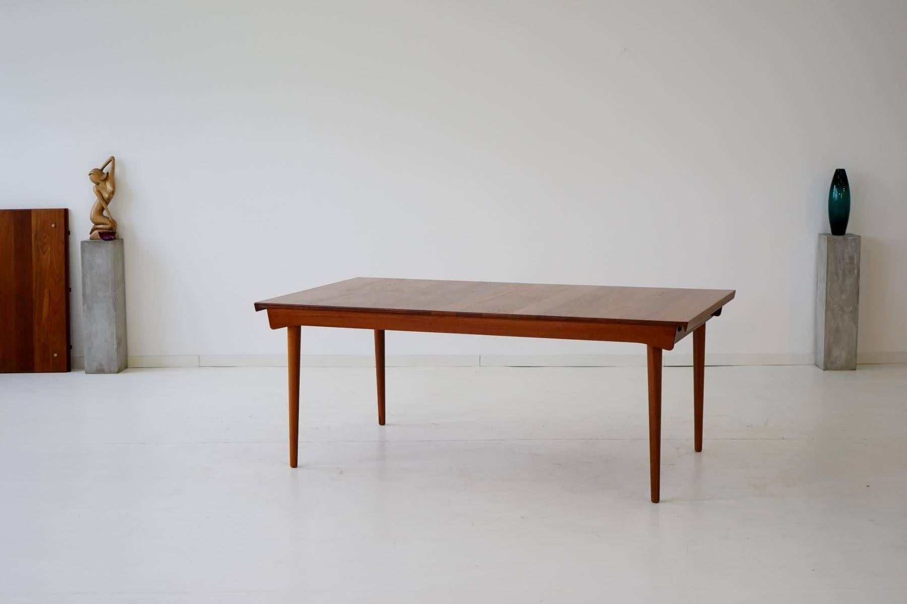 Finn Juhl extendable dining table teak France søn, Denmark, 1960s
This dining table was designed in 1963 by Finn Juhl. It is made of solid teak wood and extendable up to 285 cm. Two additional leaves (each 50 cm, store under the tabletop) are used