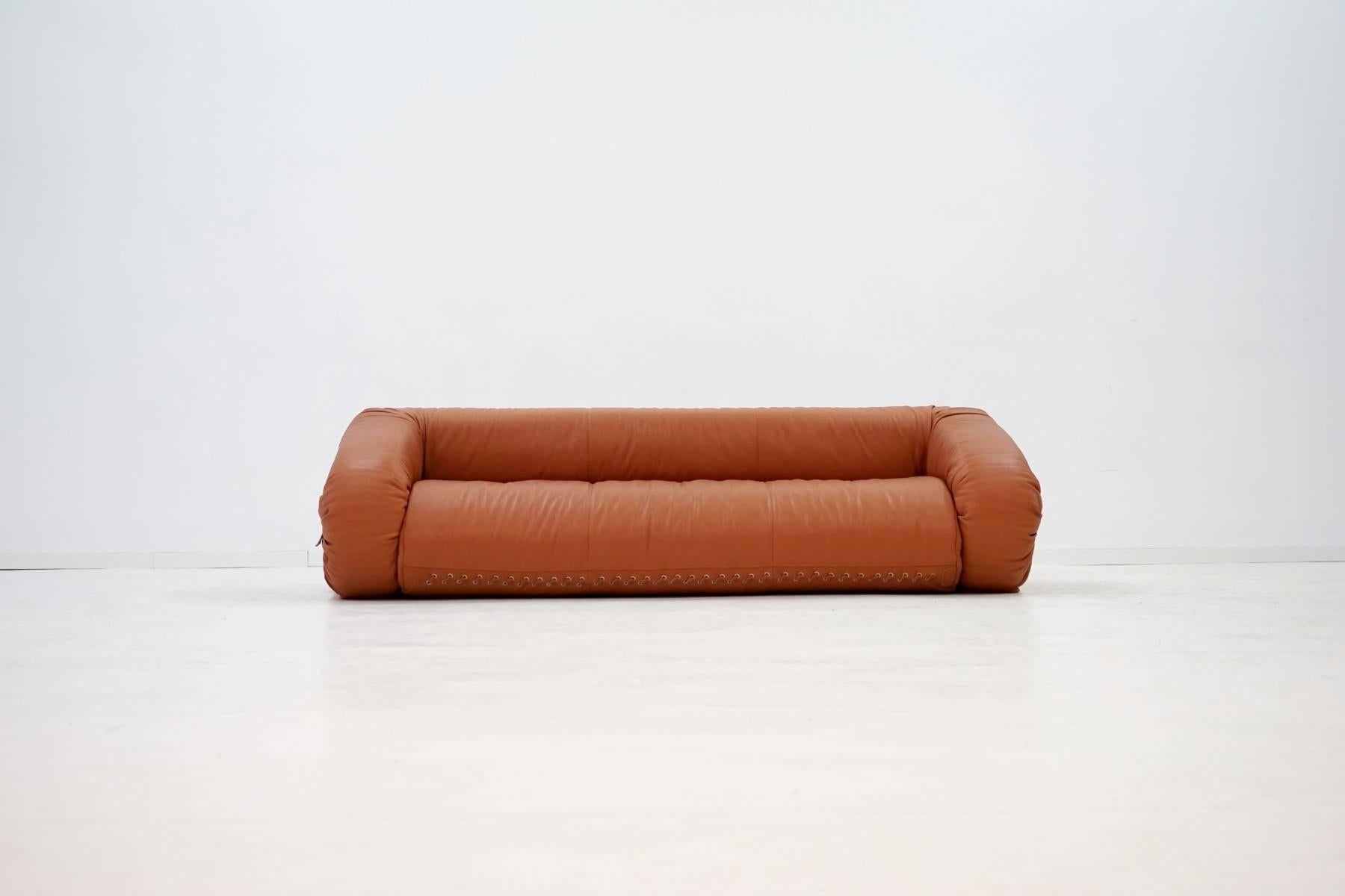 Anfibio by Alessandro Becchi, Giovannetti Italy sofa daybed canapé couch leather
This rare sofa is only a few years old and was not used at all. The leather and the lying area are perfect. This Anfibio is the big version and can be used as a double