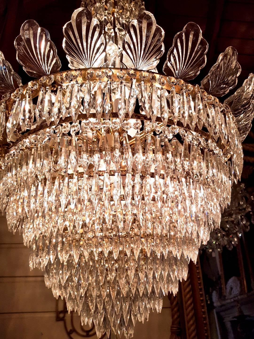 Large Crystal and Brass Bag Chandelier with 12 Lights, 20th Century For Sale 4