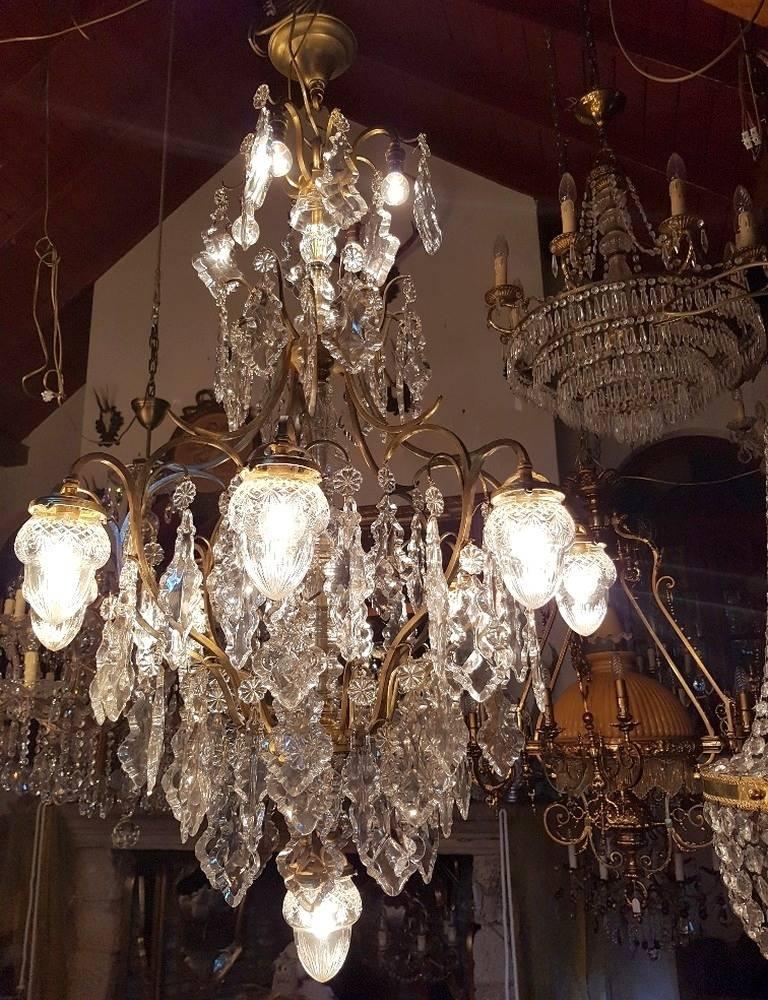 Large French chandelier with 13 lights including nine with Victorian cut-glass. Very special piece.

This is just one of the large collection of chandeliers of Kroonluchteratelier De Rode Hoeve.
 