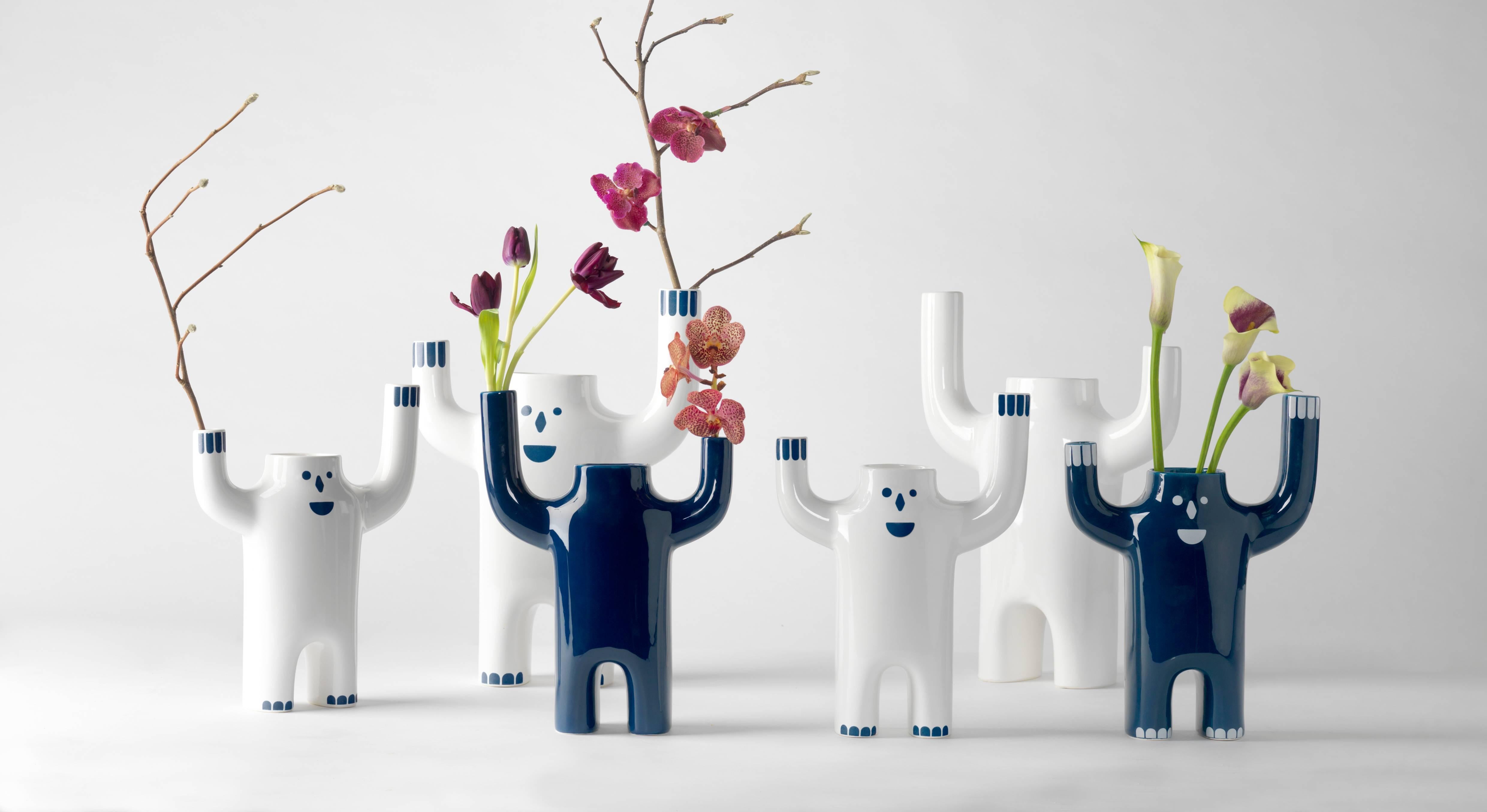 Glazed ceramic in white or blue with decorations in white or blue. One side with decoration, the other side without.

A ceramic collection which carries Jaime Hayon’s unmistakable character and humour. It’s called Happy Susto (fright in English) and