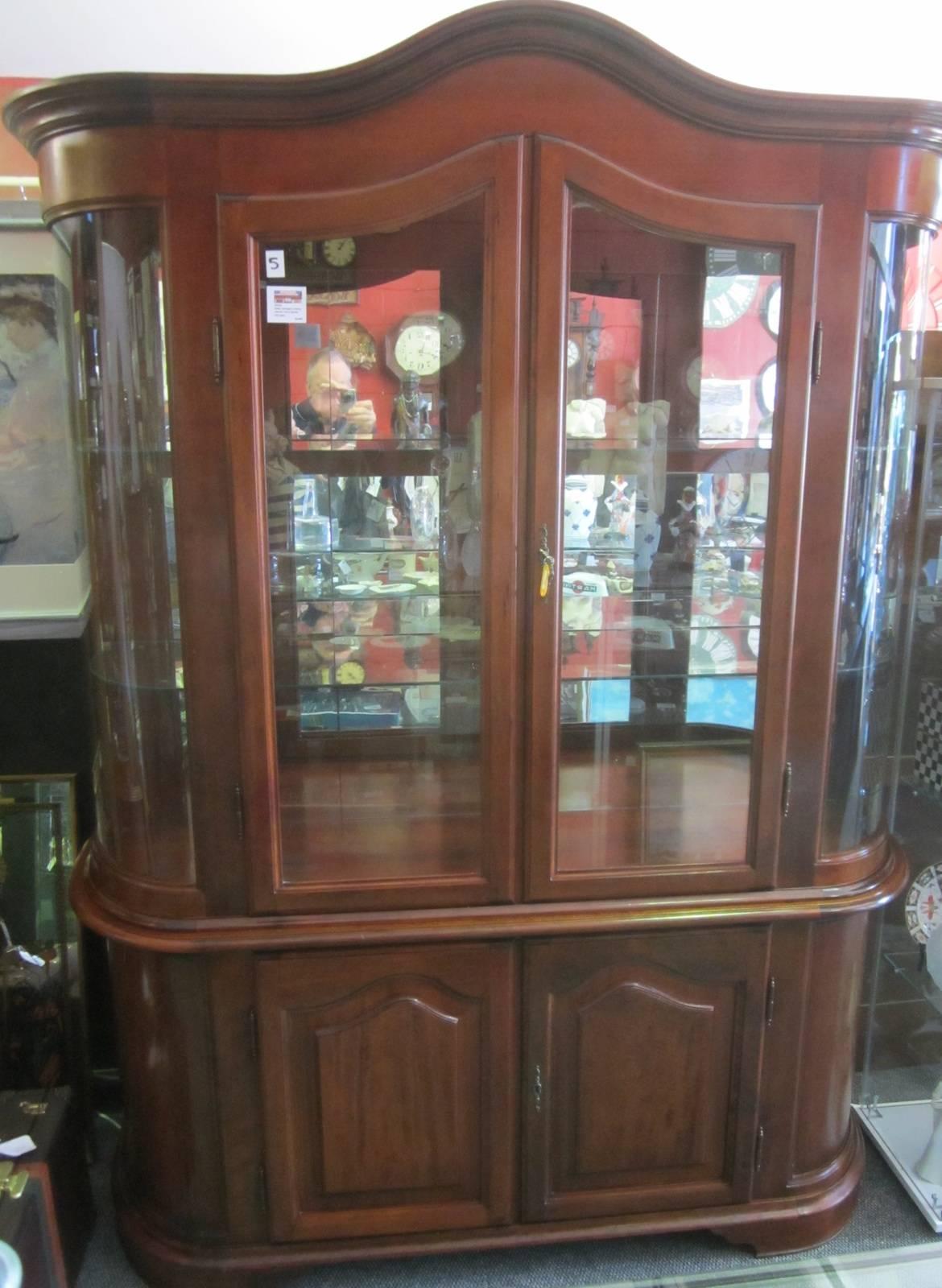 Italian solid mahogany display cabinet, 
with lights, lockable with keys. 
Two glass shelves
Measure: 148 x 46 x 214 cm high.
