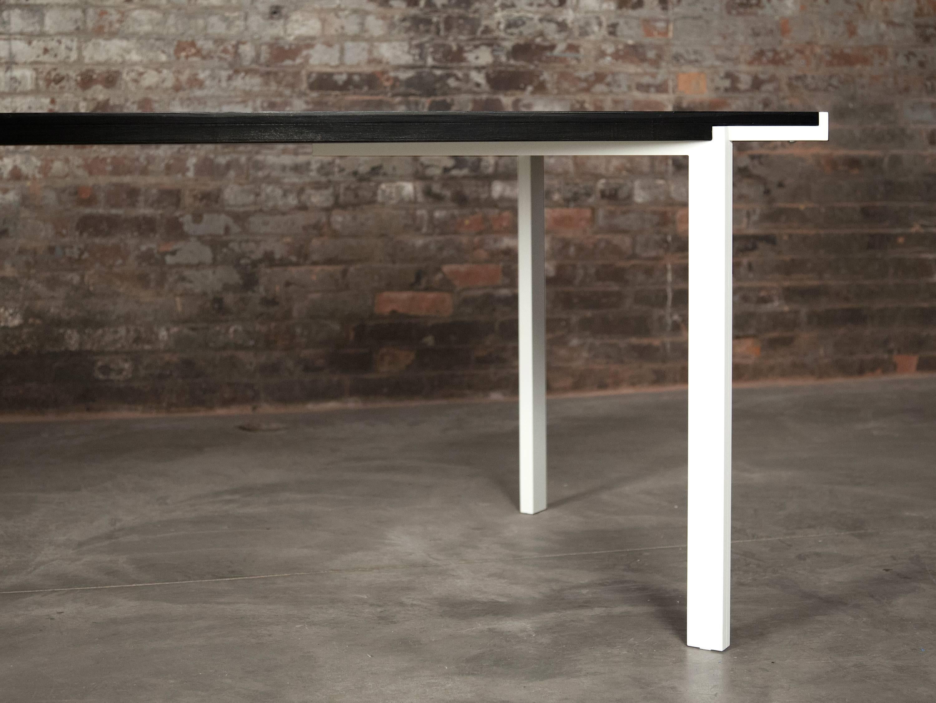 Américain Table à plateau contemporaine en acier blanc poudré et érable ébénisé en vente