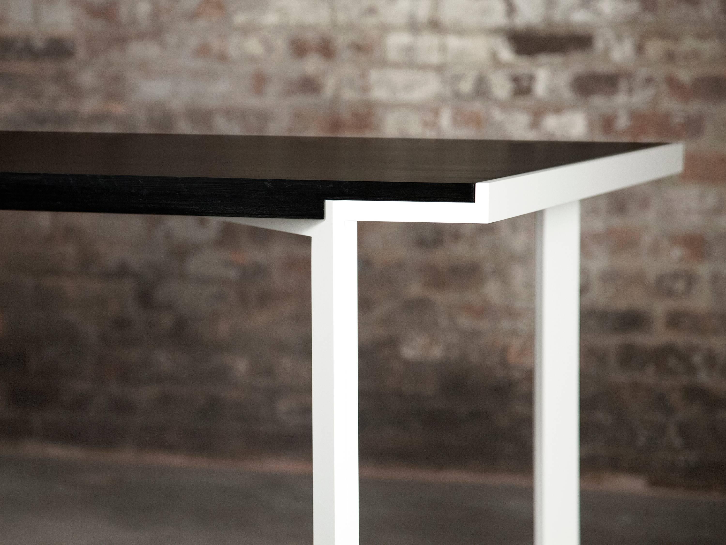 Moderne Table à plateau contemporaine en acier blanc poudré et érable ébénisé en vente