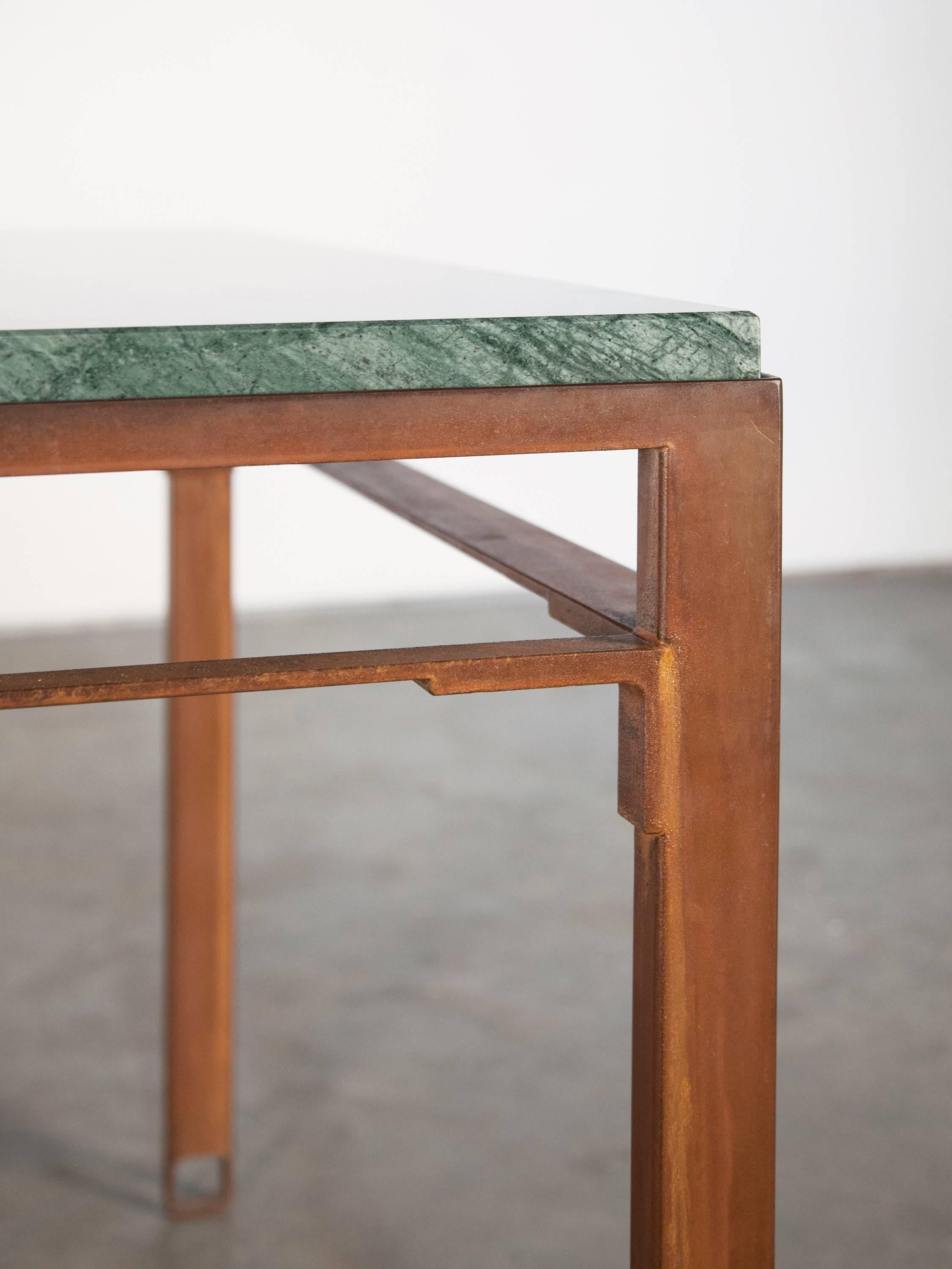 Moderne Table carrée en acier oxydé contemporain et marbre vert émeraude en vente