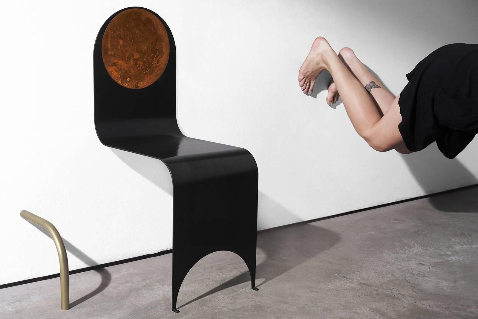 Dünner Stuhl aus zeitgenössischem geschwärztem Stahl und oxidiertem Stahl (Moderne) im Angebot
