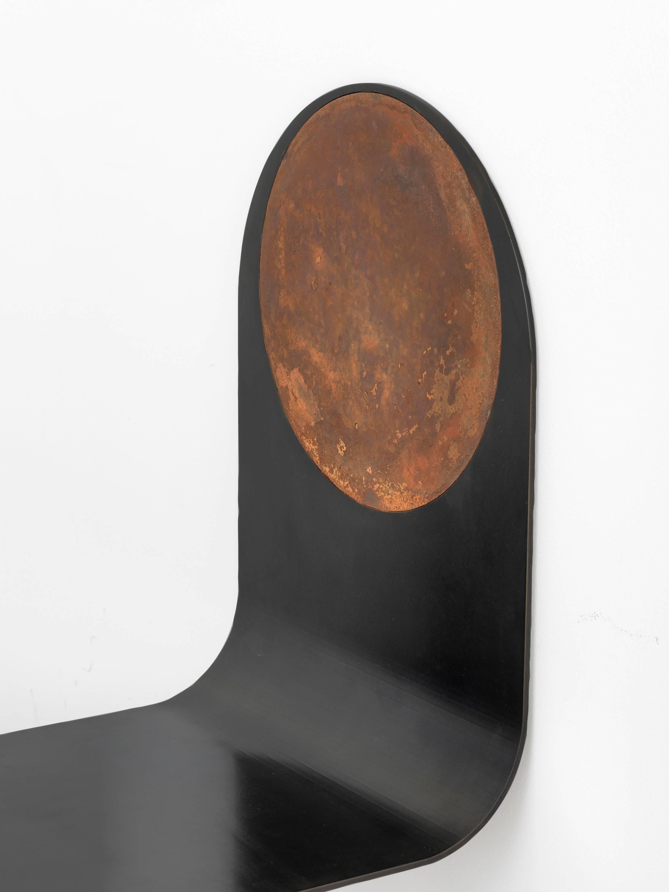 Dünner Stuhl aus zeitgenössischem geschwärztem Stahl und oxidiertem Stahl (amerikanisch) im Angebot