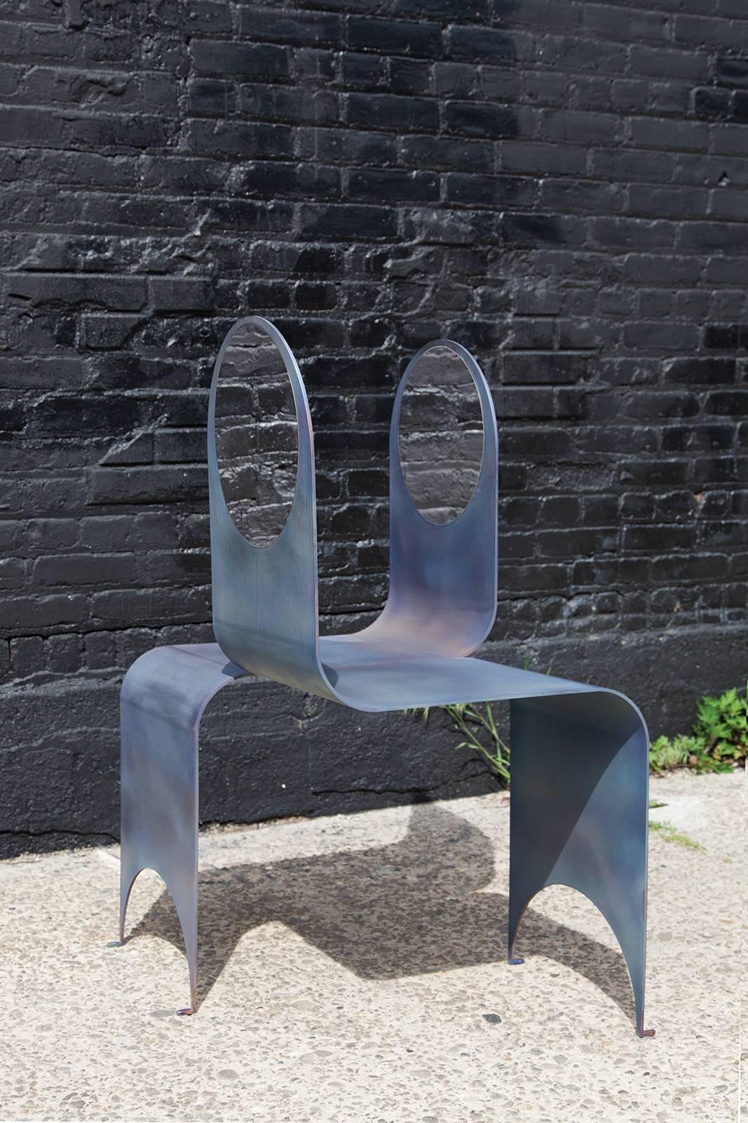 American Thin Tête-à-Tête in Contemporary Heat-Treated Steel and Polished Steel Inset For Sale