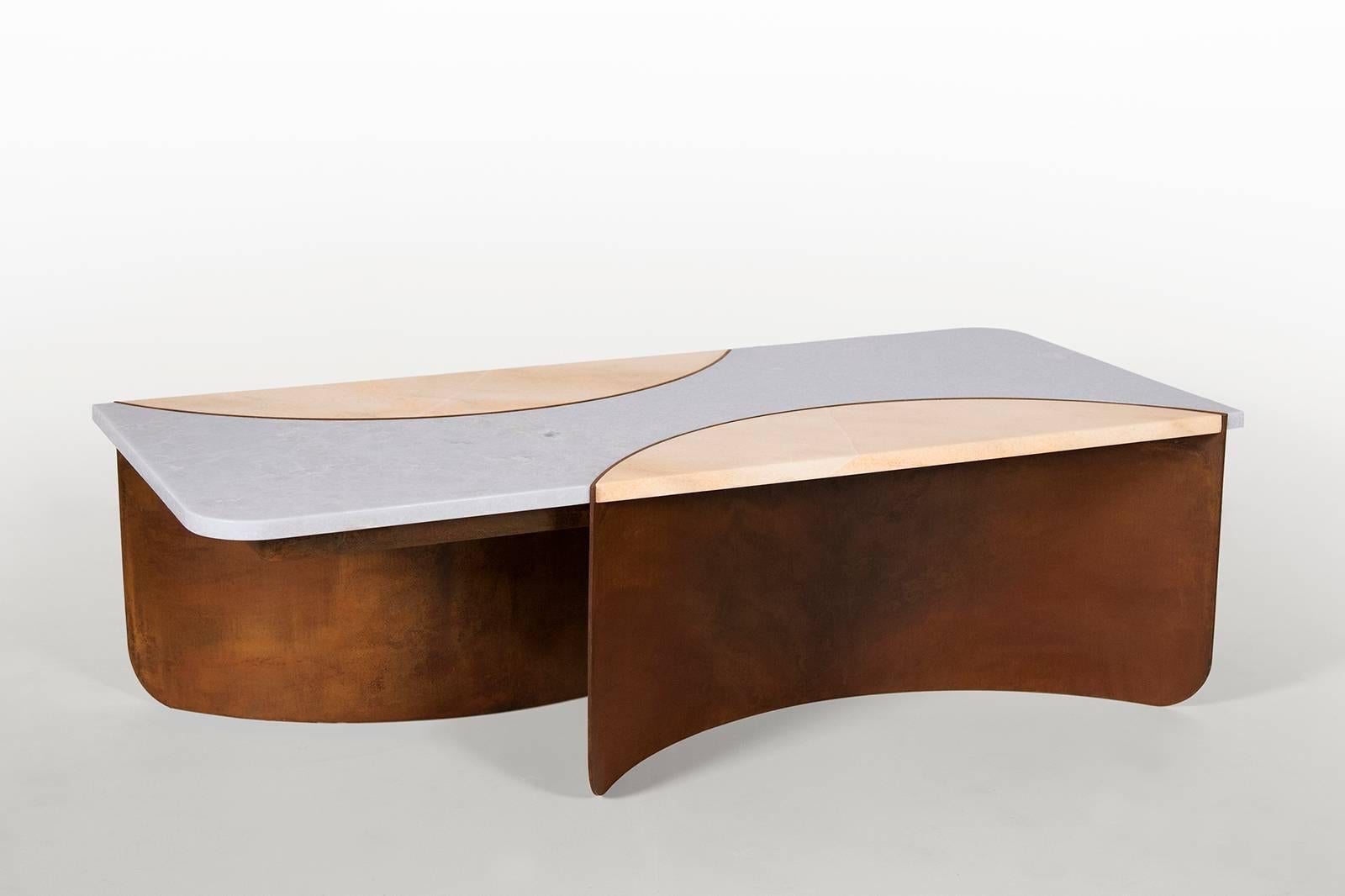 Dans la toute dernière création de Kin & Company, la table crescent, présentée en avant-première à sight unseen Offsite 2017, deux matériaux durs et impitoyables, le marbre et l'acier, sont gracieusement moulés en une forme imbriquée. La tension