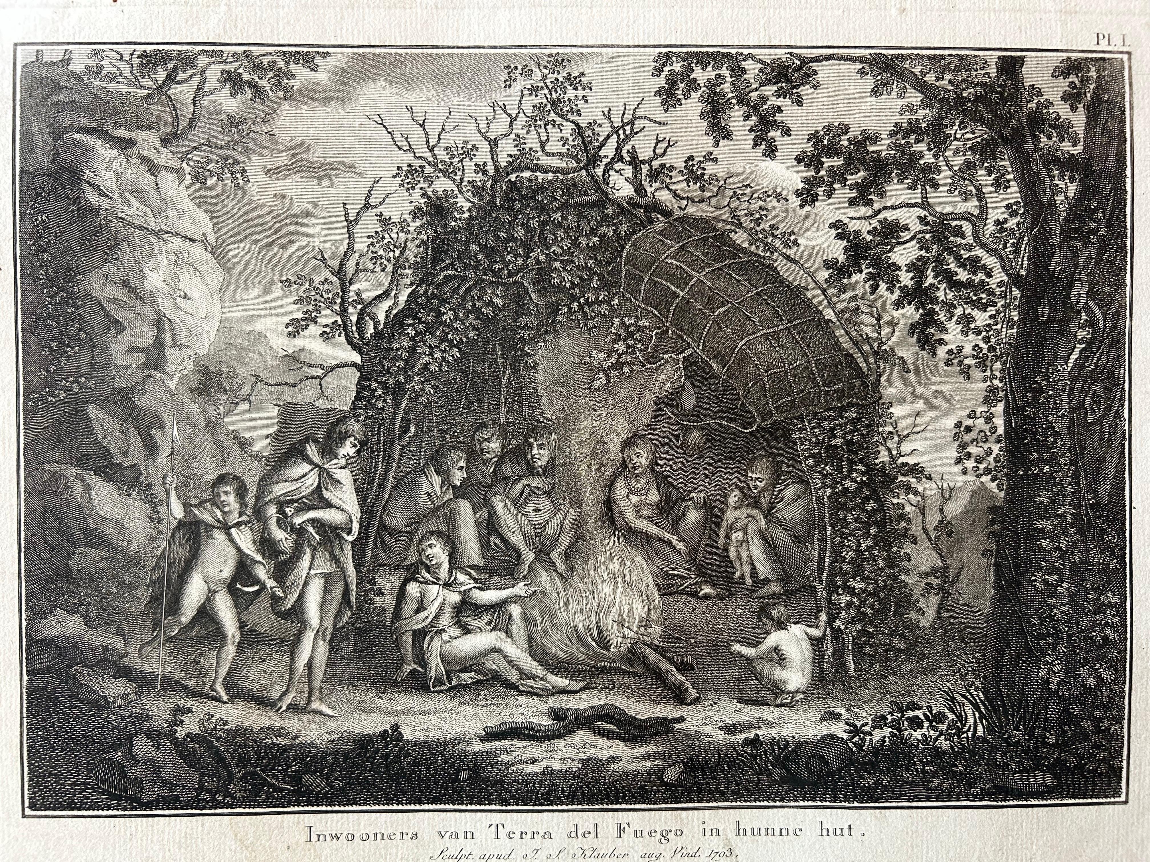 Antiker Druck mit dem Titel 'Inwooners van Terra del Fuego in hunne Hut'. Ansicht der Indianer von Feuerland, mit einer Darstellung einer Hütte. Stammt aus 