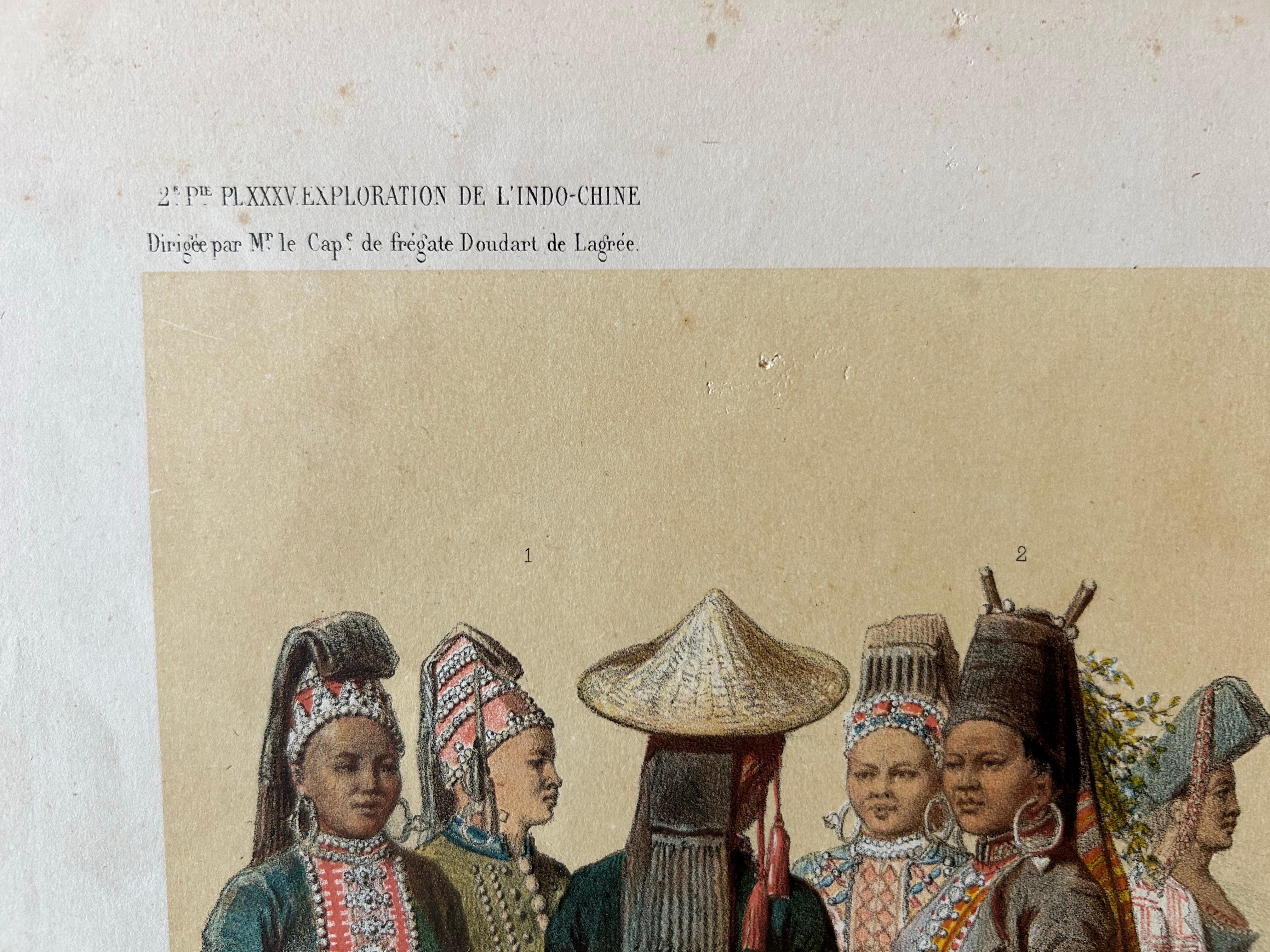 XIXe siècle Grande estampe ancienne avec des populations mixtes du Yunnan, sud-ouest de la Chine en vente
