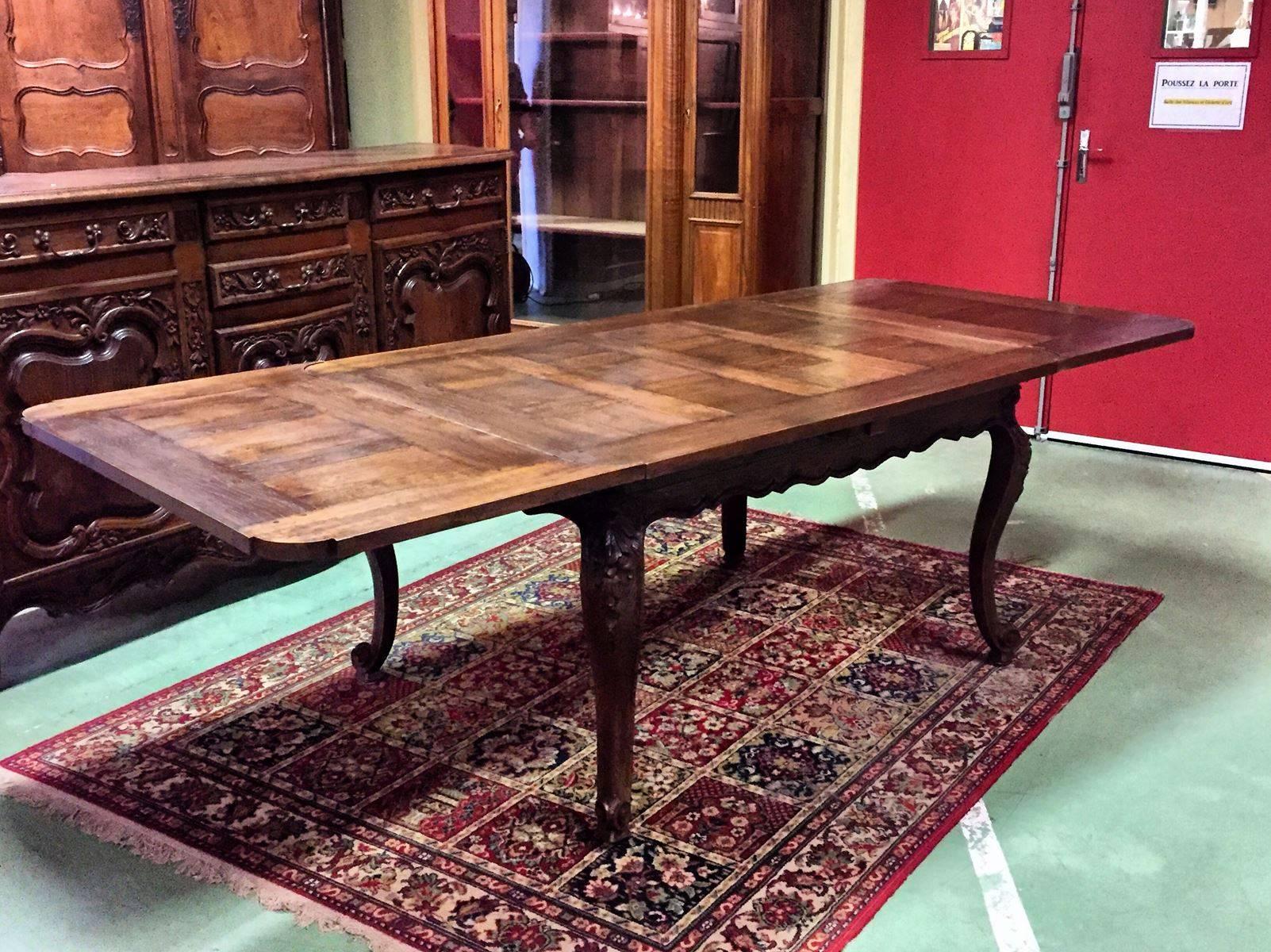 1900s oak Louis XV table with two leaves. Nice top with panels of oak, foot typical Louis XV style.

Size without leaves 1m37 long 
Size with leaves 2m53 long.
  
