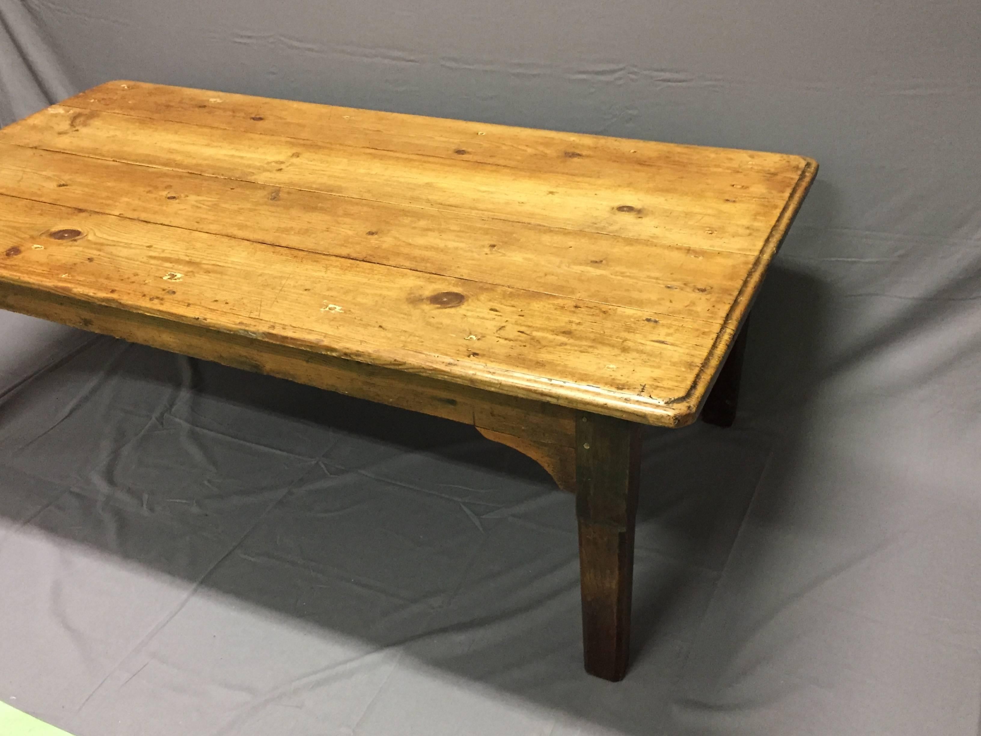 20th Century Rustic Pine Coffee Table In Good Condition In Lannebert, FR