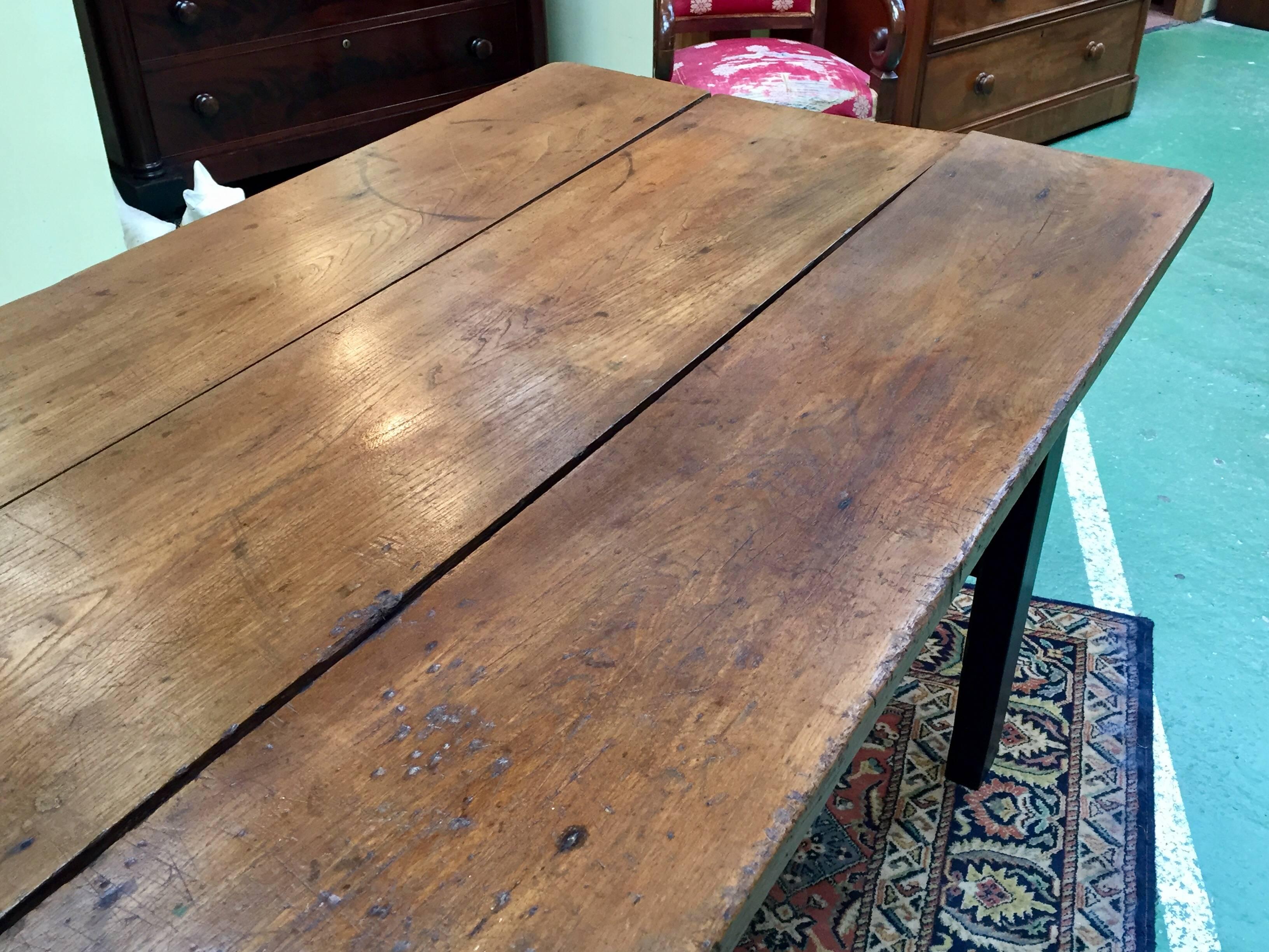 19th Century Elm Farm Table with Bench In Good Condition In Lannebert, FR